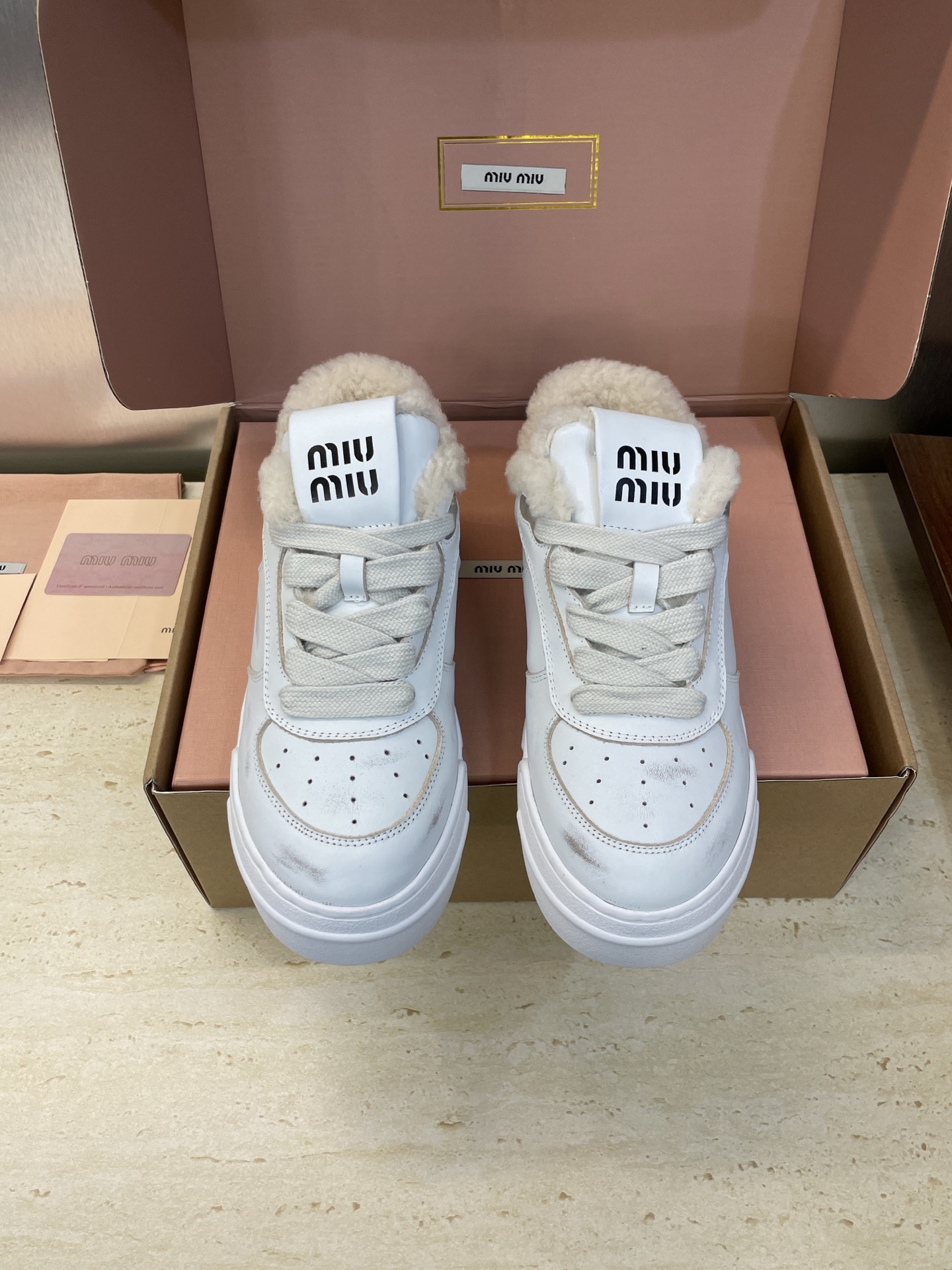 NO:560427,Miumiu 2025 autumn and winter new series catwalk new lace-up casual sports white shoes Miu Miu star's same letter logo thick-soled round-toe old-fashioned cold-proof and warm lamb wool skateboard shoes for women Material: imported calfskin upper + lamb wool lining + original molded outsole Size: 35-41 (40.41 customized non-returnable), casual shoes/sports shoes, miumiu, sneakers, cowhide19860909Miumiu 2025秋冬新款系列走秀新款系带休闲运动小白鞋 缪缪明星同款字母logo厚底圆头擦色做旧防寒保暖羊羔毛滑板女鞋 材质:鞋面进口小牛皮+羊羔毛内里+原版开模大底 Size:35-41(40.41定制不退换）,休闲鞋/运动鞋,miumiu,sneakers,cowhide,Women's Shoes