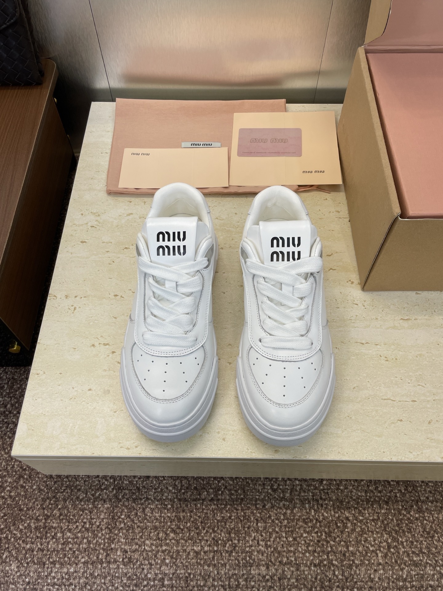 NO:560429,Miumiu 2025 autumn and winter new haute couture series catwalk new lace-up casual sports white shoes Miumiu star's same letter logo thick-soled round-toe old skateboard shoes for women Material: imported calfskin upper + water-dyed sheepskin lining + original molded outsole Size: 35-41 (40.41 customization is not returnable), casual shoes/sports shoes, miumiu, sneakers, cowhide, sheepskin19860909Miumiu 2025秋冬新款高定系列走秀新款系带休闲运动小白鞋 缪缪明星同款字母logo厚底圆头擦色做旧滑板女鞋 材质:鞋面进口小牛皮+水染羊皮内里+原版开模大底 Size:35-41(40.41定制不退换）,休闲鞋/运动鞋,miumiu,sneakers,cowhide,sheepskin,Women's Shoes