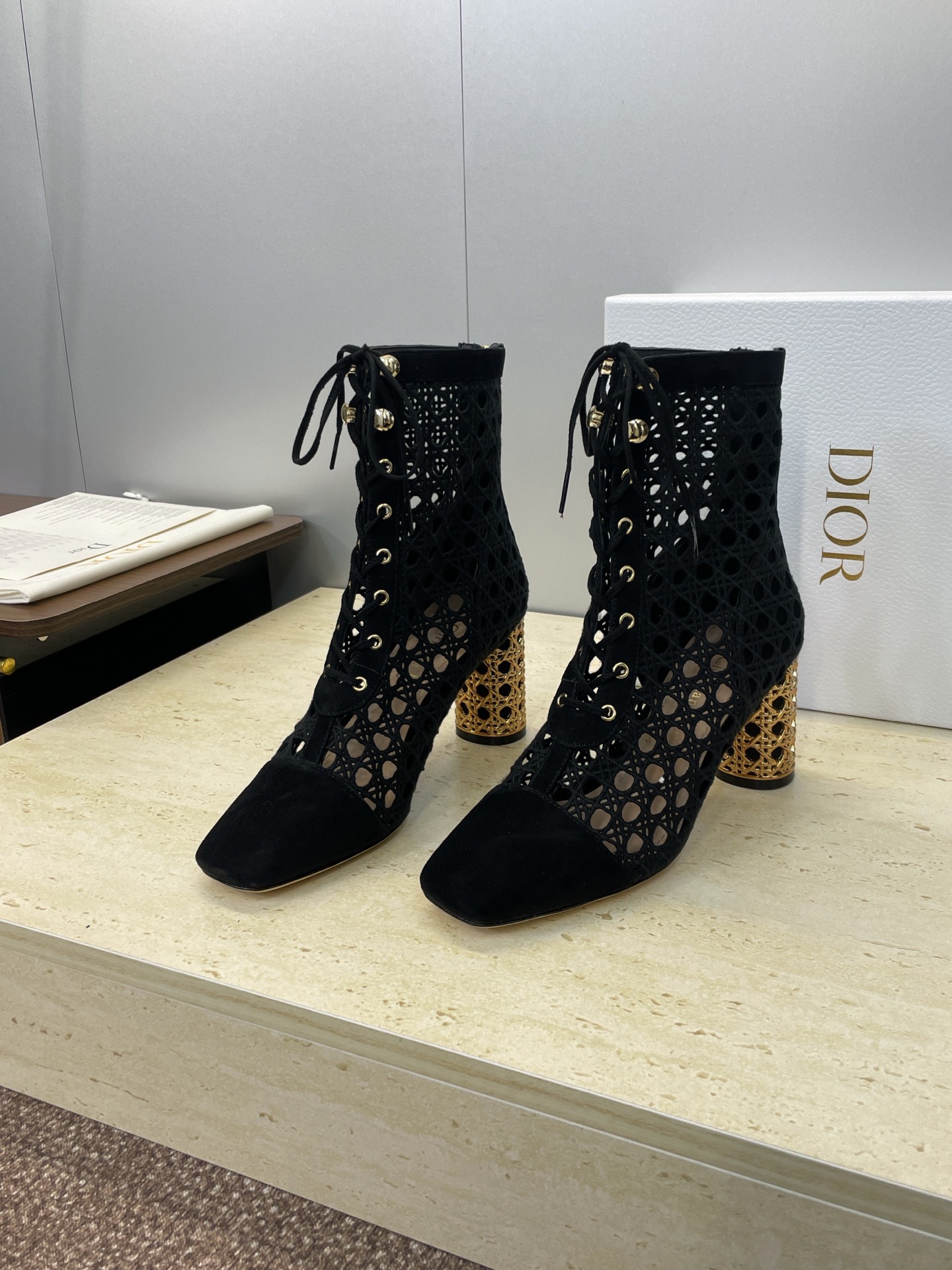 NO:559773,Dior Dior autumn and winter catwalk haute couture series D-Lcon hollow high-heeled women's boots CD letter logo, hardware buckle all-over jacquard embroidery, elegant back zipper low-heeled sandals, star-style punk style thick heel square toe lace-up tassel Roman short boots, material upper imported sheep splicing high-temperature water-soluble electric embroidery technology fabric + water-dyed sheepskin lining + Italian leather outsole Heel height: 3.5CM/9CM  Size35-39 standard code (34.40.41.42.43 customization is not returnable), boots, dior, dior, boots, sheepskin, sheep, Leather soles19860909Dior 迪奥秋冬走秀高定系列D-Lcon镂空高跟女靴 CD字母logo 五金扣通体提花刺绣优雅后拉链低跟凉靴 明星同款朋克风粗跟方头系带流苏罗马短靴 材质鞋面进口羊猄拼接高温水溶电绣科技面料+水染羊皮内里+意大利真皮大底 跟高:3.5CM/9CM Size35-39标准码（34.40.41.42.43定制不退换）,靴子,dior,dior,boots,sheepskin,sheep,Leather soles,Women's Shoes