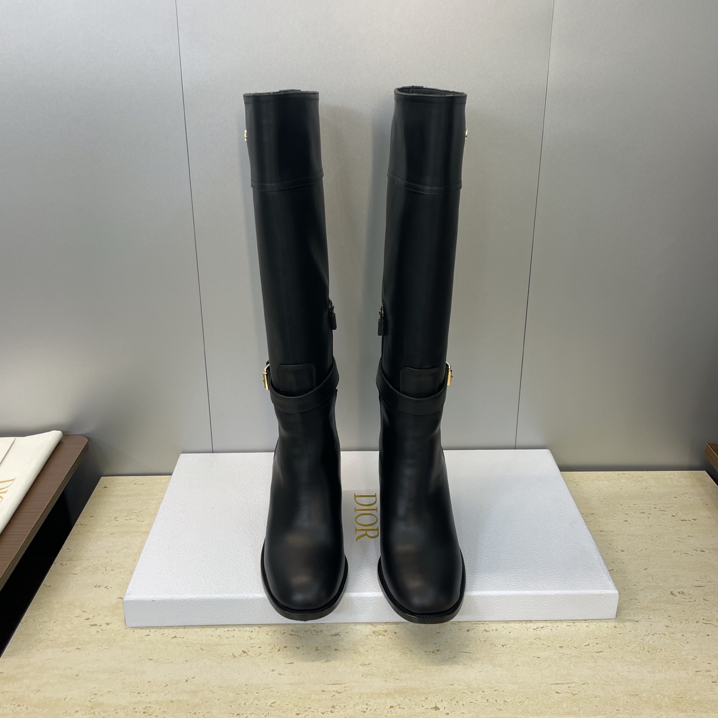 NO:559770,Dior Dior's new autumn and winter D-Town series punk-style thick-heeled women's boots. The same style as the star's CD letter logo hardware belt buckle motorcycle knee-high boots. High-heeled round-toe one-step knight high boots. Material upper imported calfskin/imported sheepskin + water-dyed cowhide lining + Italian genuine leather outsole + original molded hardware buckle. Heel height 8CM (36 size data) tube height 38  / Tube circumference 33 (the front and rear sizes increase and decrease by 0.5cm) Size 35-41 standard size (40.41 customization is not returnable), boots, dior, dior, boots, cowhide, sheep, Leather soles19860909Dior 迪奥秋冬新款D-Town系列朋克风粗跟女靴 明星同款CD字母logo五金皮带扣机车及膝长靴 高跟圆头一脚蹬骑士高筒靴 材质鞋面进口小牛皮/进口羊猄皮+水染牛皮内里垫脚+意大利真皮大底+原版开模五金扣 跟高8CM（36码数据）筒高38 /筒围33（前后码数递增递减0.5cm） Size35-41标准码（40.41定制不退换）,靴子,dior,dior,boots,cowhide,sheep,Leather soles,Women's Shoes
