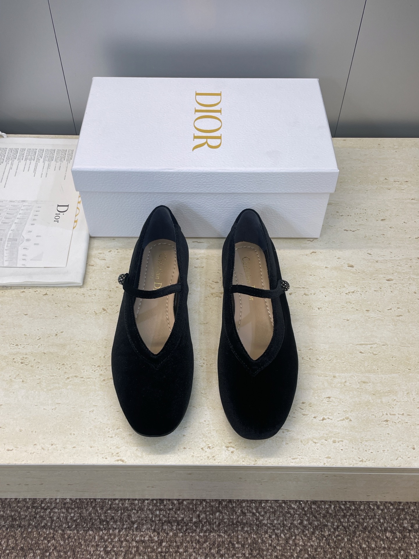 NO:560305,Dior Dior 2025 autumn and winter latest fashion show haute couture series new D-New Ballet round-toe Mary Jane ballet doll women's shoes CD letter logo hardware buckle flat second-hand casual women's shoes Material upper imported cow wrinkle patent leather/imported velvet + water-dyed sheepskin lining + Italian genuine leather outsole + original molded hardware buckle Size: 35-40 (40 customized non-refundable and non-exchangeable), ballet shoes, dior, dior, mary  jane,sheepskin,real silk,Leather soles19860909Dior 迪奥 2025秋冬最新时装秀高定系列新款D-New Ballet 圆头玛丽珍芭蕾舞娃娃女鞋 CD字母logo五金扣平底中古休闲女单鞋 材质鞋面进口牛皱漆皮/进口真丝绒+水染羊皮内里+意大利真皮大底+原版开模五金扣 Size:35-40（40定制不退不换),芭蕾舞鞋,dior,dior,mary jane,sheepskin,real silk,Leather soles,Women's Shoes