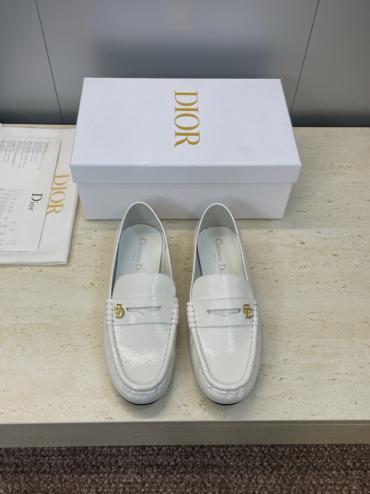 NO:560295,Dior Dior 2025 new autumn and winter D-Time flat-bottomed round-toe ballet doll women's shoes CD letter logo hardware buckle fashionable color matching casual loafers Material upper imported cow wrinkled patent leather/water-dyed sheepskin lining + Italian injection molded leather outsole Size: 35-41 (40.41 customized non-returnable), loafers, dior, dior, loafers, sheepskin, Leather soles19860909Dior 迪奥2025秋冬新款 D-Time平底圆头芭蕾舞娃娃女鞋 CD字母logo五金扣时尚拼色休闲乐福鞋 材质鞋面进口牛皱漆皮/水染羊皮内里+意大利注塑真皮大底 Size: 35-41(40.41定制不退换）,乐福鞋,dior,dior,loafers,sheepskin,Leather soles,Women's Shoes