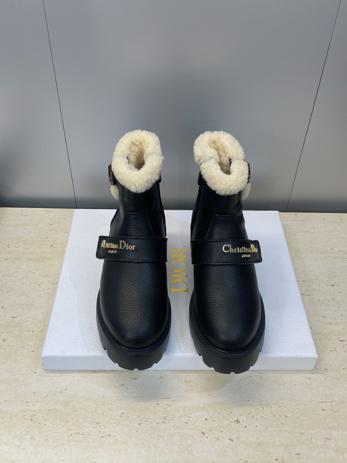 NO:560290,Dior Dior's new 2025 autumn and winter D-Major series punk style cold-proof and warm furry women's boots. The same style as the star's CD letter logo hardware belt buckle side zipper motorcycle boots. Thick-soled round toe one-legged knight short boots. Material upper imported full-grain calfskin + lamb hair lining + original molded IP outsole. Bottom thickness 3.5CM  Size35-41 standard code (40.41 customization is not returnable), boots, dior, dior, boots, cowhide19860909Dior 迪奥2025秋冬新款D-Major系列朋克风防寒保暖毛毛女靴 明星同款CD字母logo五金皮带扣侧拉链机车靴 厚底圆头一脚蹬骑士短靴 材质鞋面进口全粒面小牛皮+羊羔毛内里+原版开模Ip大底 底厚3.5CM Size35-41标准码（40.41定制不退换）,靴子,dior,dior,boots,cowhide,Women's Shoes