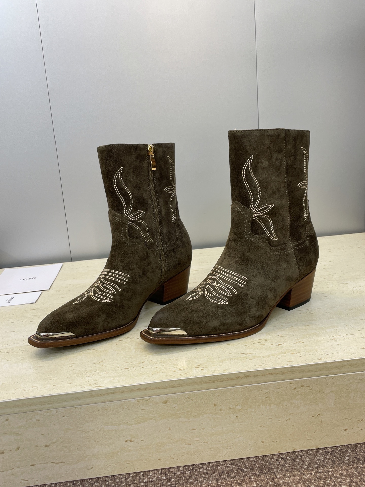 CELINE 秋冬新款朋克风格铁头机车电绣女短靴 瑟琳字母logo五金扣粗跟侧拉链尖头骑士靴材质:鞋面定