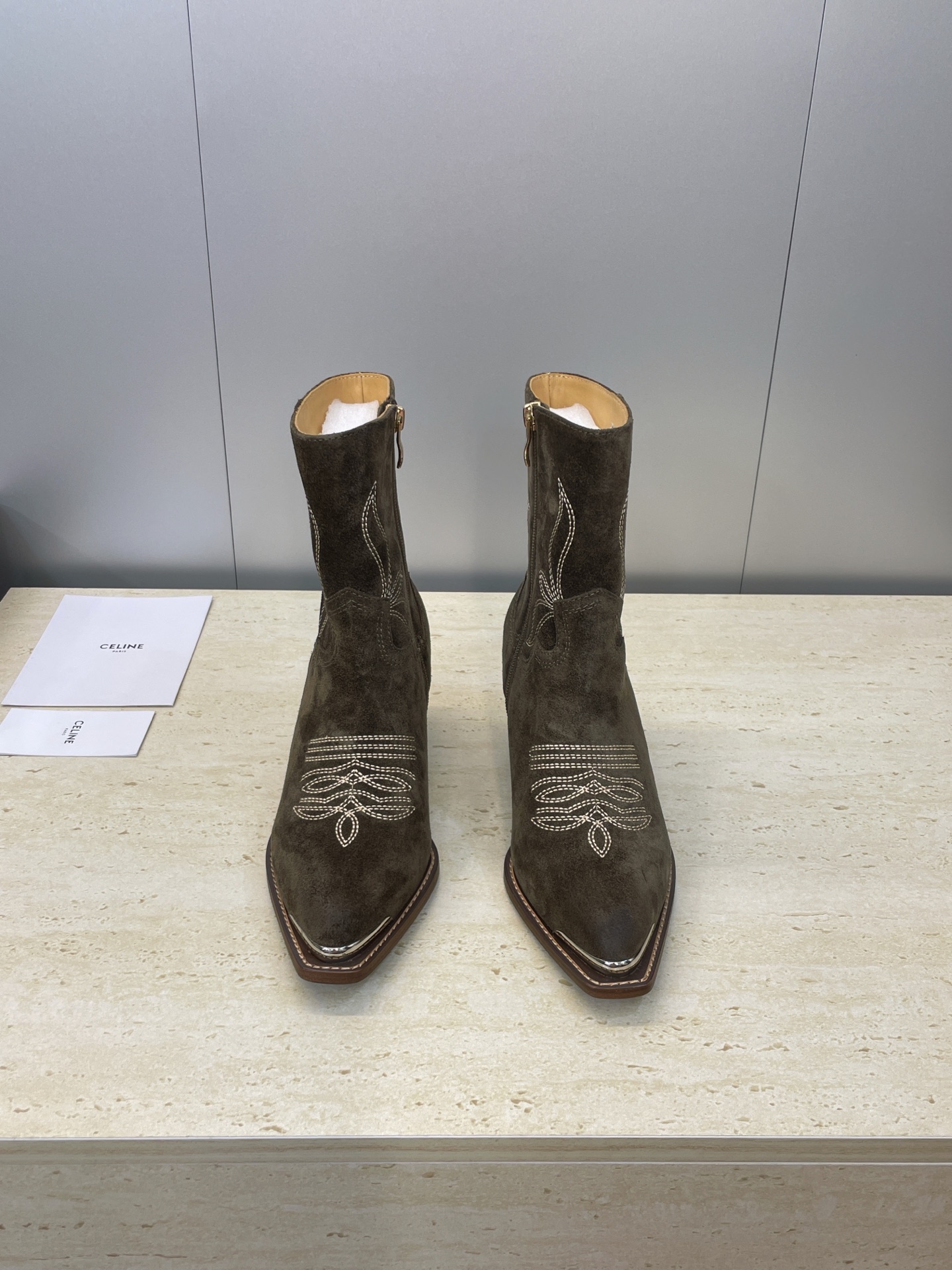 CELINE 秋冬新款朋克风格铁头机车电绣女短靴 瑟琳字母logo五金扣粗跟侧拉链尖头骑士靴材质:鞋面定