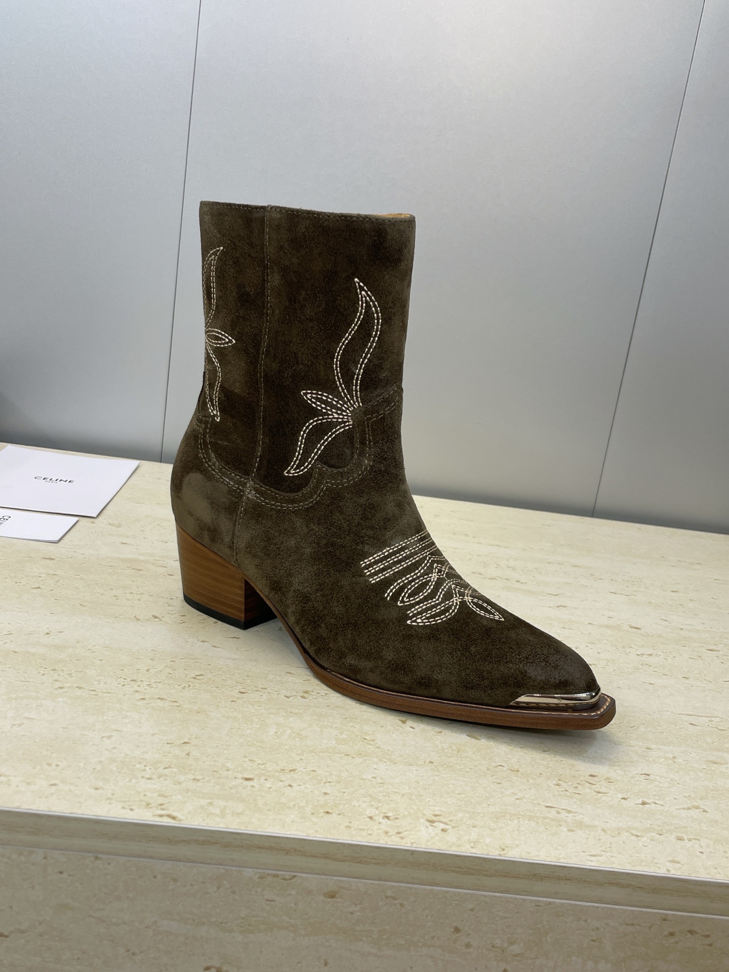 CELINE 秋冬新款朋克风格铁头机车电绣女短靴 瑟琳字母logo五金扣粗跟侧拉链尖头骑士靴材质:鞋面定