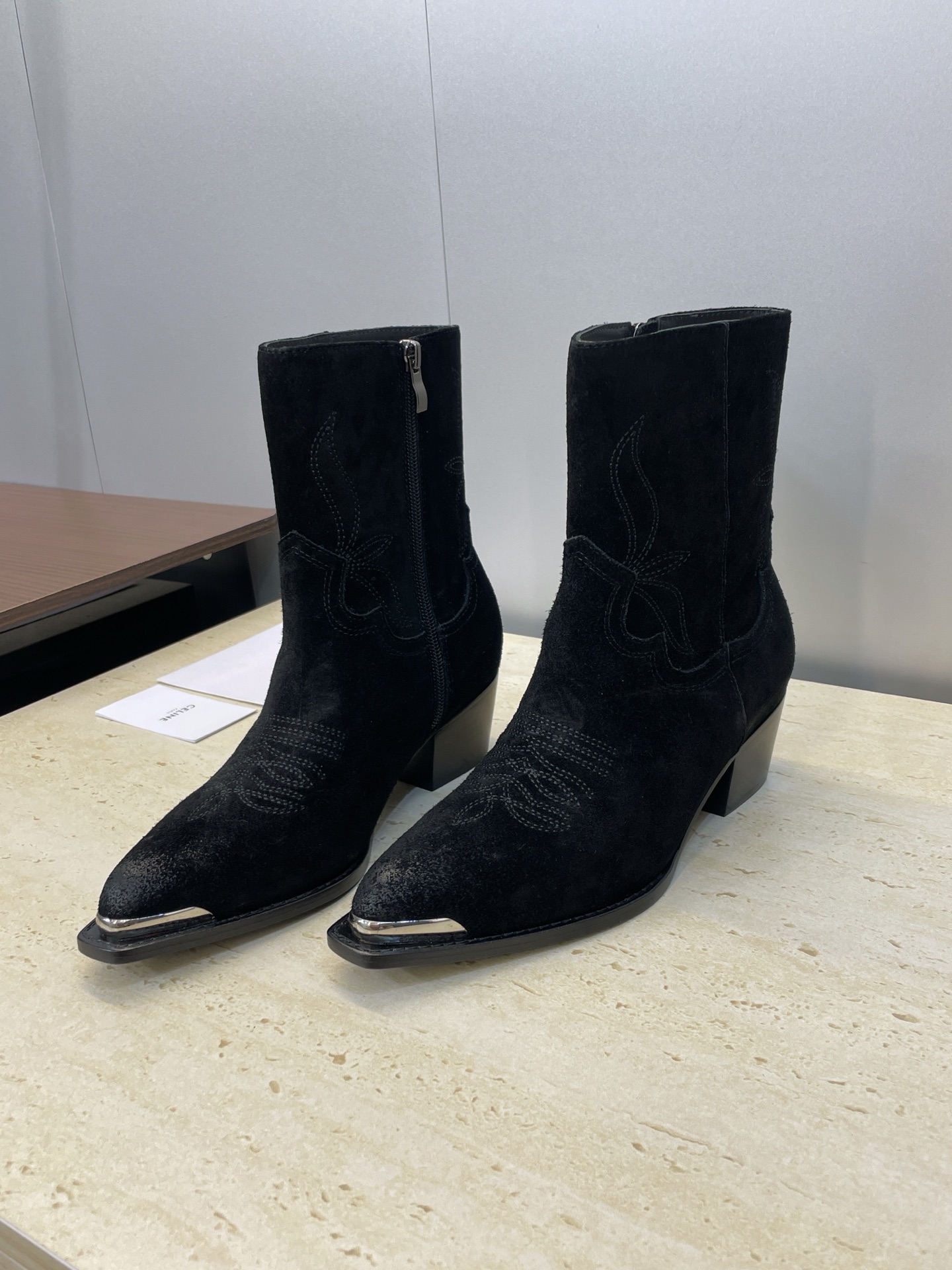 CELINE 秋冬新款朋克风格铁头机车电绣女短靴 瑟琳字母logo五金扣粗跟侧拉链尖头骑士靴材质:鞋面定