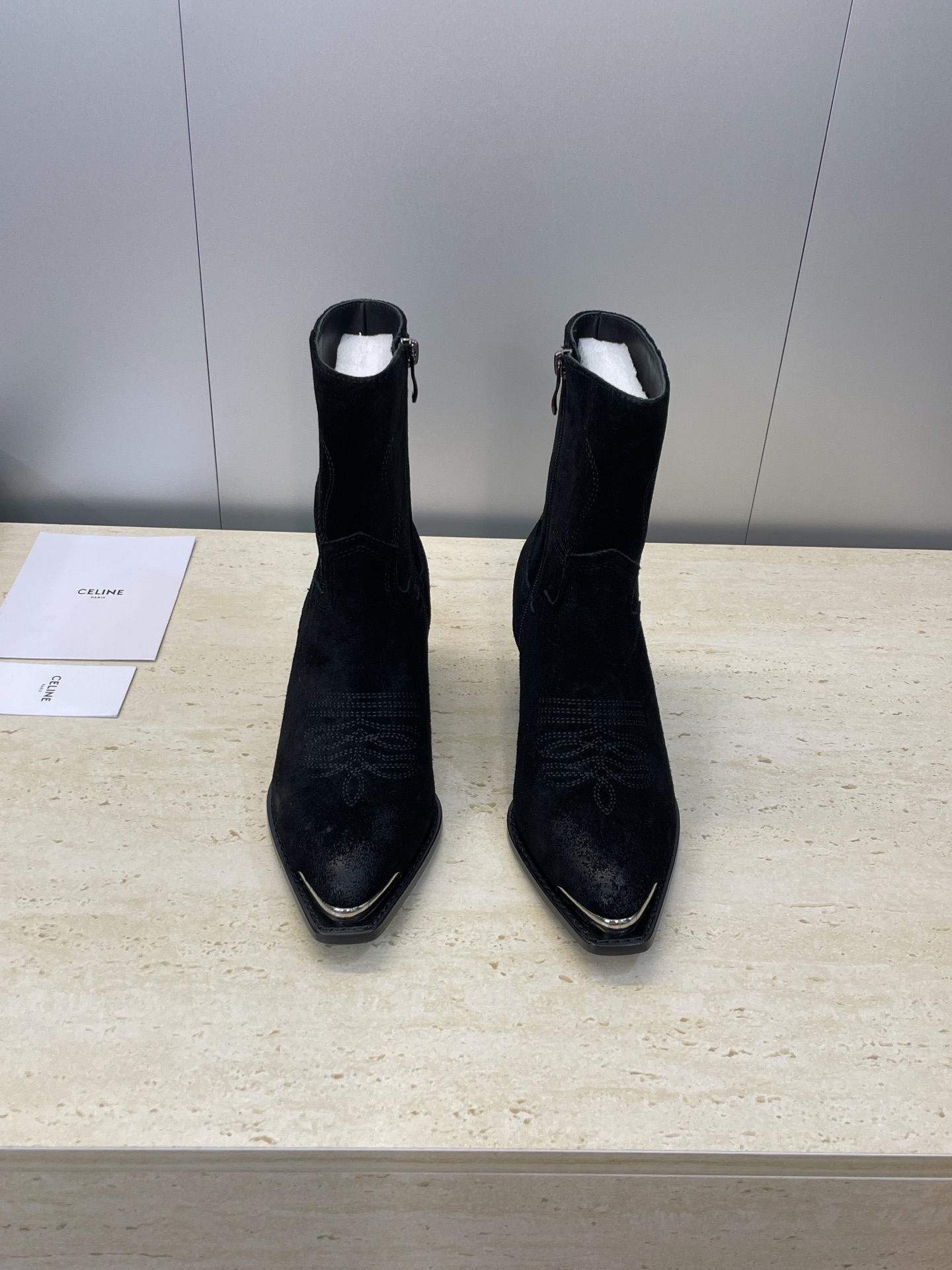 CELINE 秋冬新款朋克风格铁头机车电绣女短靴 瑟琳字母logo五金扣粗跟侧拉链尖头骑士靴材质:鞋面定