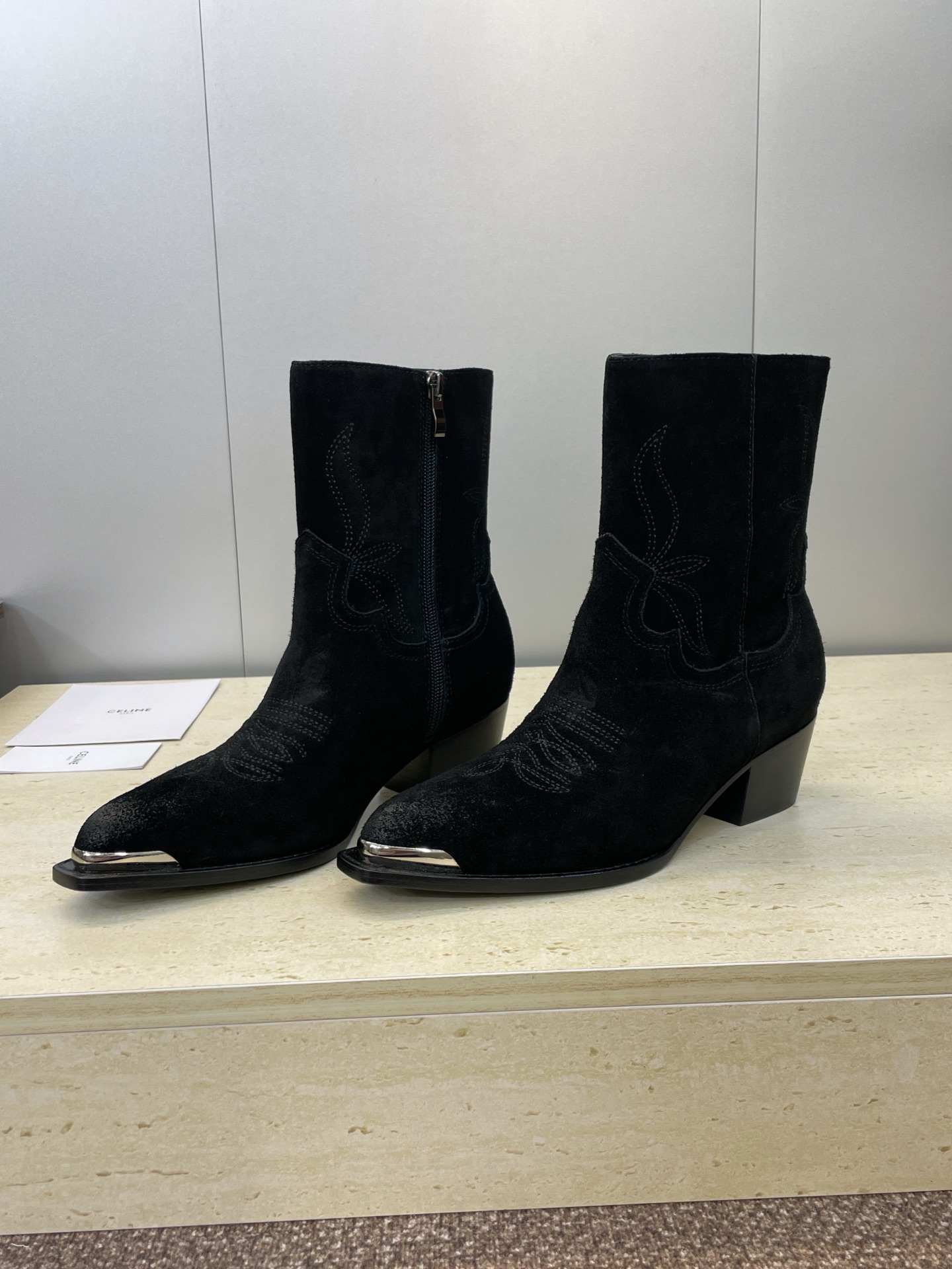 CELINE 秋冬新款朋克风格铁头机车电绣女短靴 瑟琳字母logo五金扣粗跟侧拉链尖头骑士靴材质:鞋面定