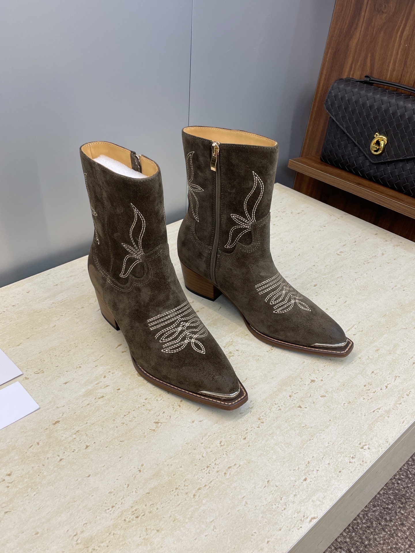 CELINE 秋冬新款朋克风格铁头机车电绣女短靴 瑟琳字母logo五金扣粗跟侧拉链尖头骑士靴材质:鞋面定