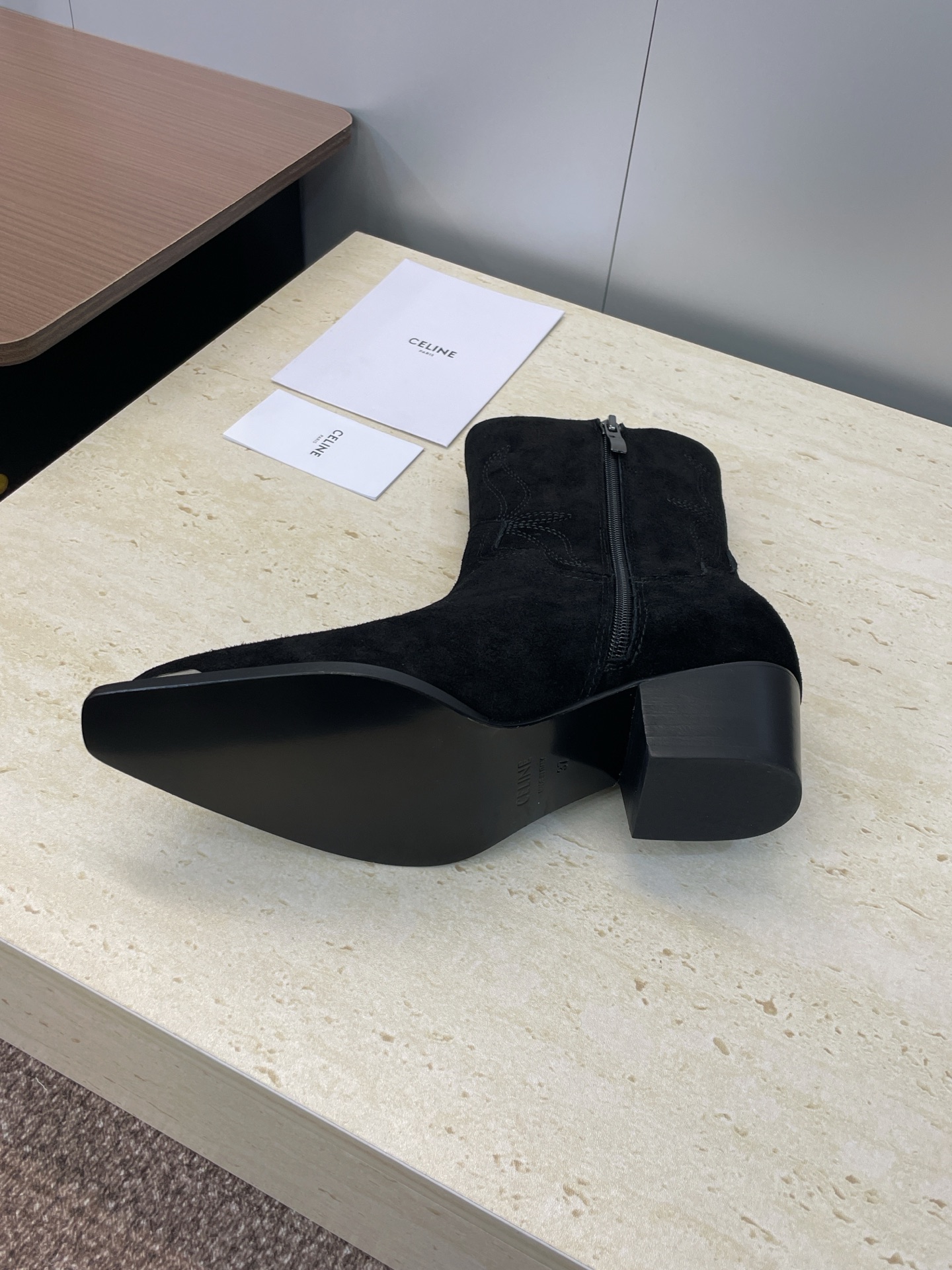 CELINE 秋冬新款朋克风格铁头机车电绣女短靴 瑟琳字母logo五金扣粗跟侧拉链尖头骑士靴材质:鞋面定