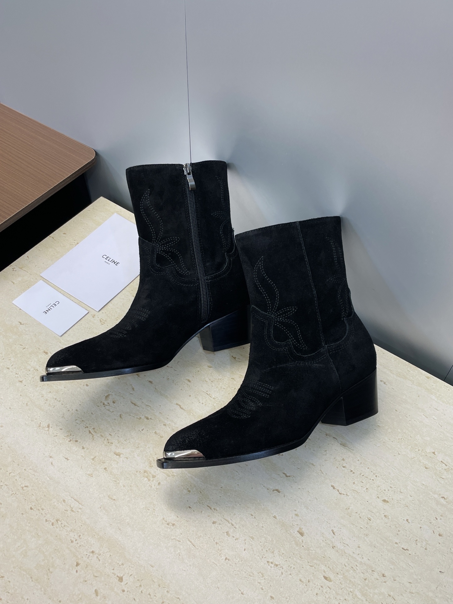 CELINE 秋冬新款朋克风格铁头机车电绣女短靴 瑟琳字母logo五金扣粗跟侧拉链尖头骑士靴材质:鞋面定