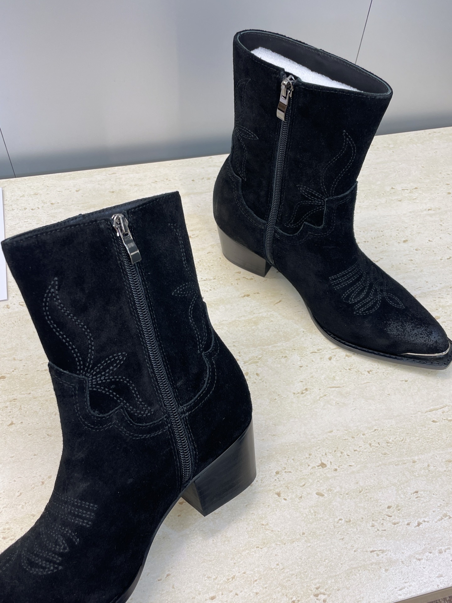 CELINE 秋冬新款朋克风格铁头机车电绣女短靴 瑟琳字母logo五金扣粗跟侧拉链尖头骑士靴材质:鞋面定