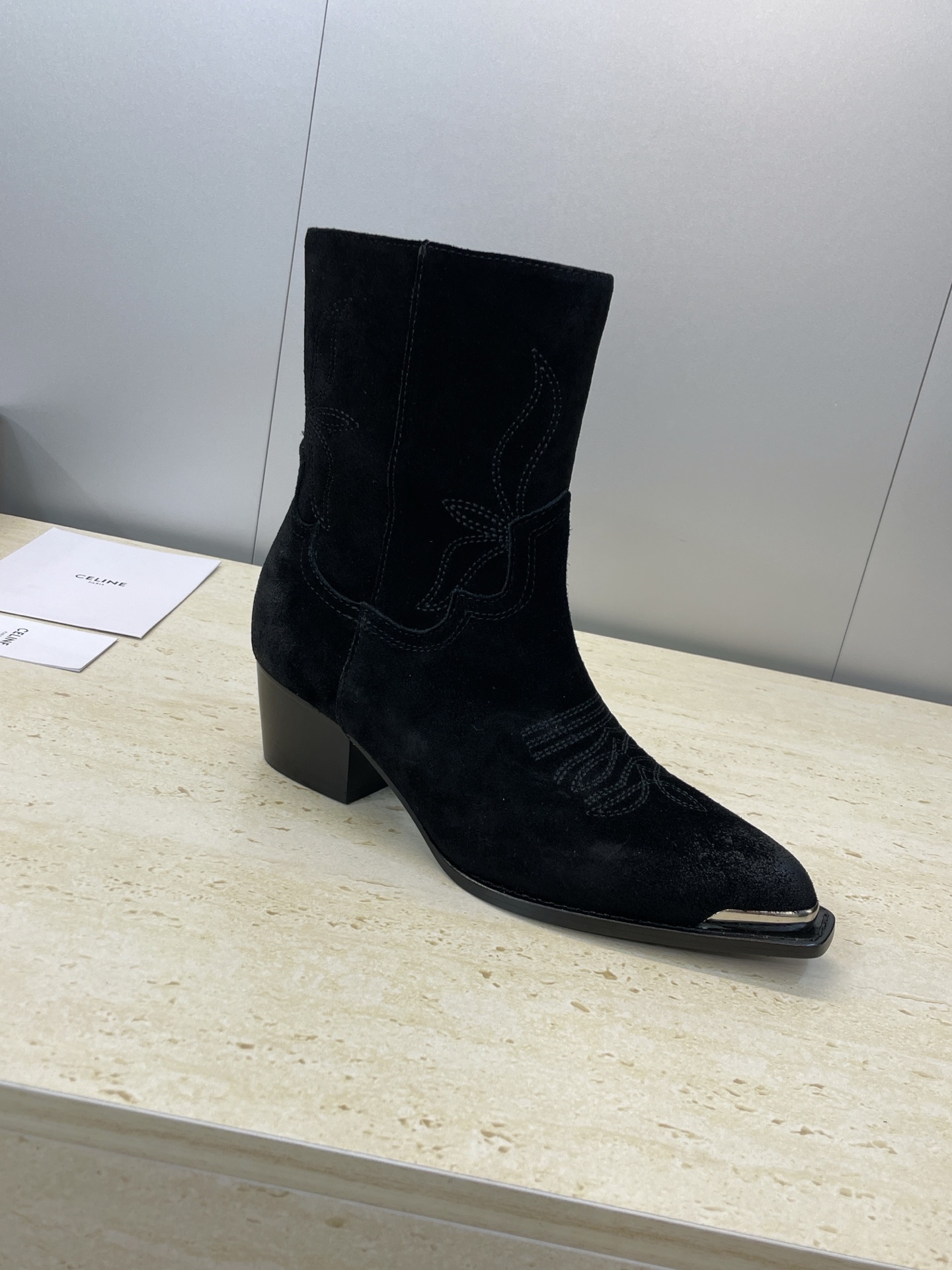 CELINE 秋冬新款朋克风格铁头机车电绣女短靴 瑟琳字母logo五金扣粗跟侧拉链尖头骑士靴材质:鞋面定