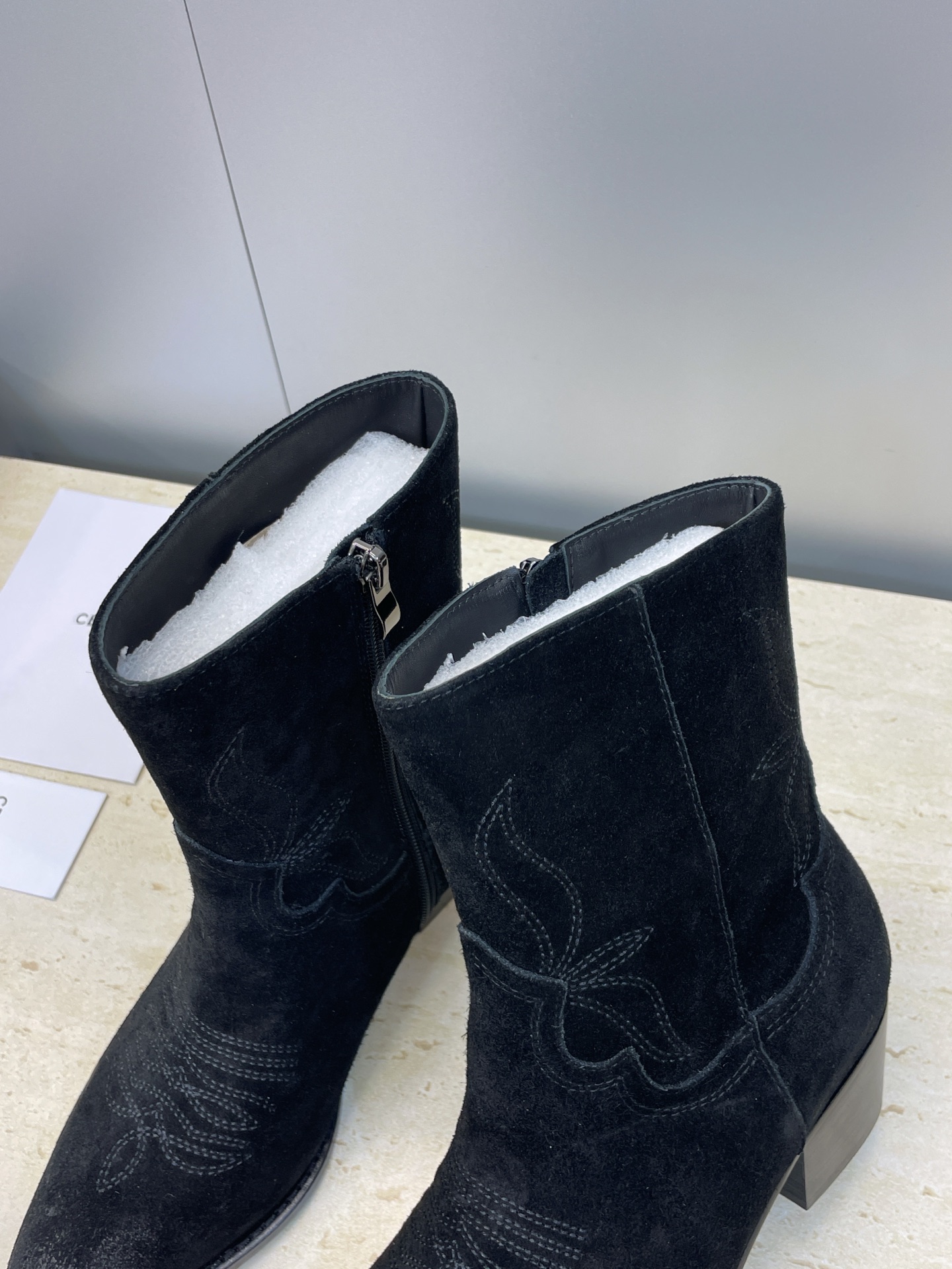 CELINE 秋冬新款朋克风格铁头机车电绣女短靴 瑟琳字母logo五金扣粗跟侧拉链尖头骑士靴材质:鞋面定