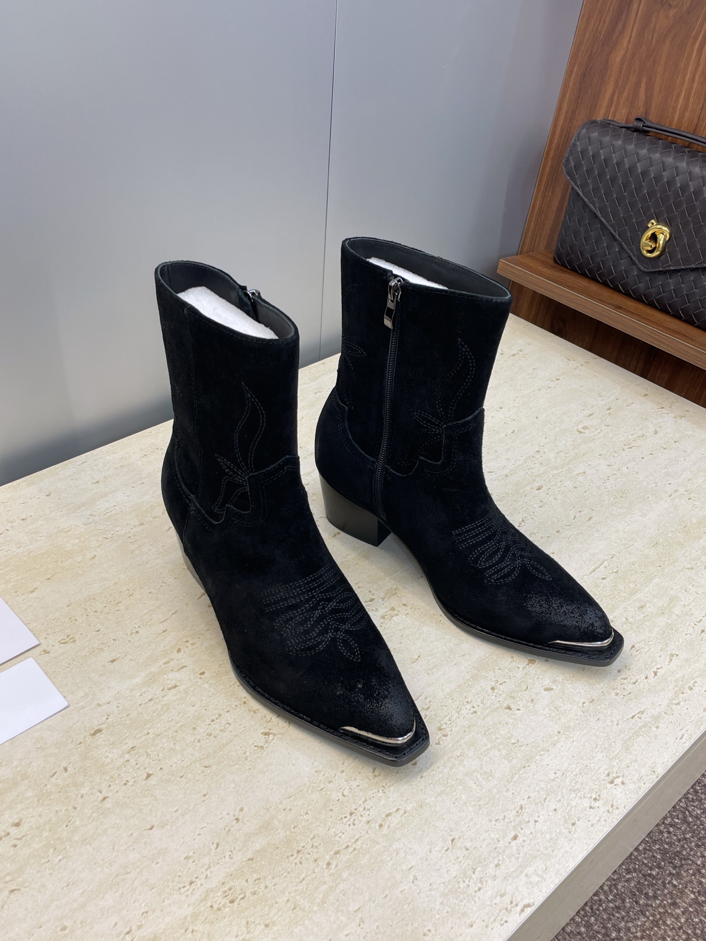 CELINE 秋冬新款朋克风格铁头机车电绣女短靴 瑟琳字母logo五金扣粗跟侧拉链尖头骑士靴材质:鞋面定