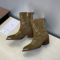CELINE 秋冬新款朋克风格铁头机车电绣女短靴 瑟琳字母logo五金扣粗跟侧拉链尖头骑士靴材质:鞋面定 CELINE 秋冬新款朋克风格铁头机车电绣女短靴 瑟琳字母logo五金扣粗跟侧拉链尖头骑士靴材质:鞋面定