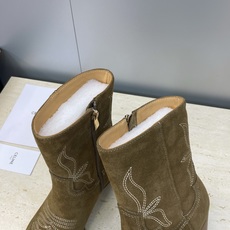 CELINE 秋冬新款朋克风格铁头机车电绣女短靴 瑟琳字母logo五金扣粗跟侧拉链尖头骑士靴材质:鞋面定 CELINE 秋冬新款朋克风格铁头机车电绣女短靴 瑟琳字母logo五金扣粗跟侧拉链尖头骑士靴材质:鞋面定