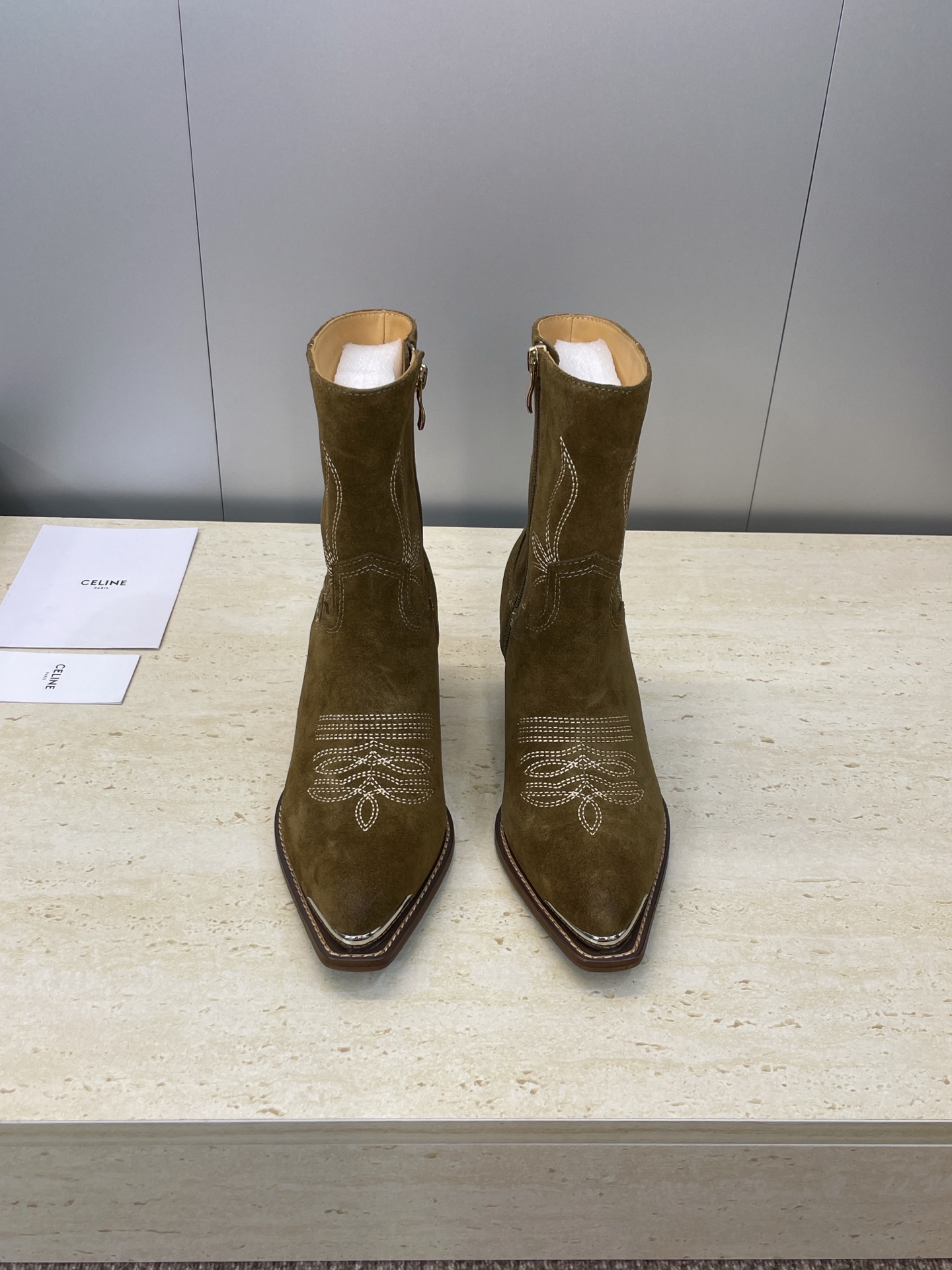 CELINE 秋冬新款朋克风格铁头机车电绣女短靴 瑟琳字母logo五金扣粗跟侧拉链尖头骑士靴材质:鞋面定