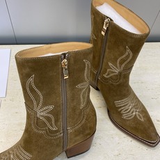 CELINE 秋冬新款朋克风格铁头机车电绣女短靴 瑟琳字母logo五金扣粗跟侧拉链尖头骑士靴材质:鞋面定 CELINE 秋冬新款朋克风格铁头机车电绣女短靴 瑟琳字母logo五金扣粗跟侧拉链尖头骑士靴材质:鞋面定