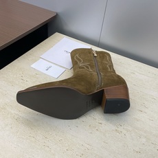 CELINE 秋冬新款朋克风格铁头机车电绣女短靴 瑟琳字母logo五金扣粗跟侧拉链尖头骑士靴材质:鞋面定 CELINE 秋冬新款朋克风格铁头机车电绣女短靴 瑟琳字母logo五金扣粗跟侧拉链尖头骑士靴材质:鞋面定