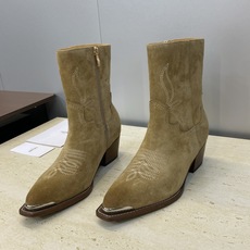 CELINE 秋冬新款朋克风格铁头机车电绣女短靴 瑟琳字母logo五金扣粗跟侧拉链尖头骑士靴材质:鞋面定 CELINE 秋冬新款朋克风格铁头机车电绣女短靴 瑟琳字母logo五金扣粗跟侧拉链尖头骑士靴材质:鞋面定