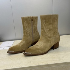CELINE 秋冬新款朋克风格铁头机车电绣女短靴 瑟琳字母logo五金扣粗跟侧拉链尖头骑士靴材质:鞋面定 CELINE 秋冬新款朋克风格铁头机车电绣女短靴 瑟琳字母logo五金扣粗跟侧拉链尖头骑士靴材质:鞋面定