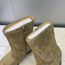 CELINE 秋冬新款朋克风格铁头机车电绣女短靴 瑟琳字母logo五金扣粗跟侧拉链尖头骑士靴材质:鞋面定 CELINE 秋冬新款朋克风格铁头机车电绣女短靴 瑟琳字母logo五金扣粗跟侧拉链尖头骑士靴材质:鞋面定