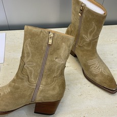 CELINE 秋冬新款朋克风格铁头机车电绣女短靴 瑟琳字母logo五金扣粗跟侧拉链尖头骑士靴材质:鞋面定 CELINE 秋冬新款朋克风格铁头机车电绣女短靴 瑟琳字母logo五金扣粗跟侧拉链尖头骑士靴材质:鞋面定