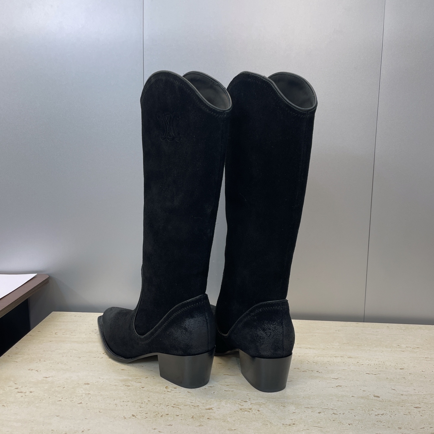 羊猄皮CELINE秋冬新款朋克风格铁头机车女长靴 瑟琳字母logo五金扣粗跟尖头高筒及膝骑士靴材质:鞋面
