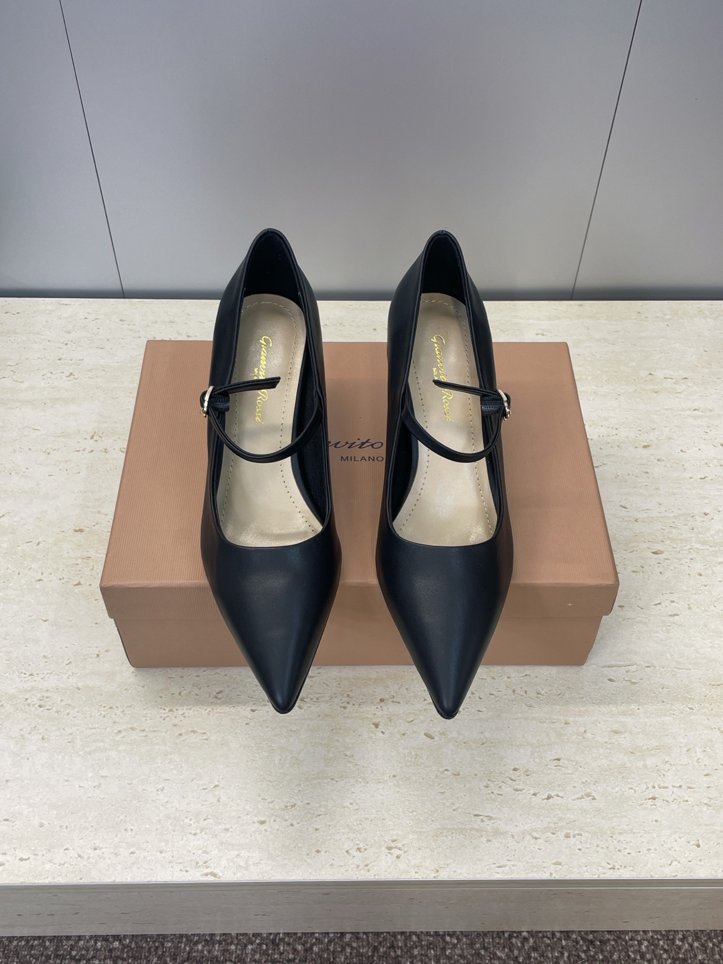 NO:562613,Gianvito Rossi Segio Rossi's new autumn and winter women's shoes GR letter logo hardware buckle high-heeled pointed toe shoes Material upper imported calfskin + water-dyed sheepskin lining + Italian leather outsole Heel height: 6.5CM Size: 34-42 (34.40.41.42 custom-made non-returnable), high-heeled shoes, high heels, cowhide, sheepskin, Leather soles19860909Gianvito Rossi 塞乔.罗茜秋冬新款女鞋 GR字母logo五金扣高跟尖头单鞋 材质鞋面进口小牛皮+水染羊皮内里+意大利真皮大底 跟高:6.5CM Size:34-42(34.40.41.42定做不退换）,高跟鞋单鞋,high heels,cowhide,sheepskin,Leather soles,Women's Shoes