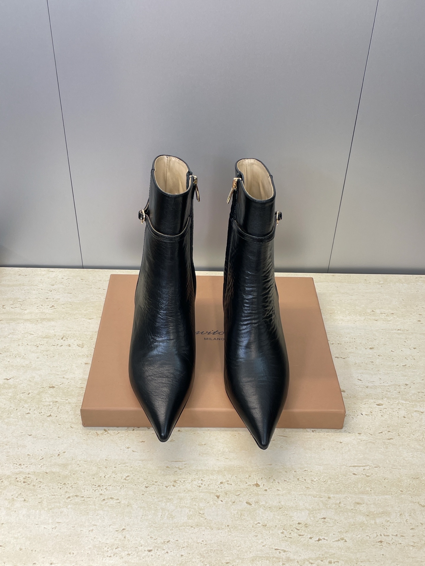 NO:562606,Gianvito Rossi Sejo Rossi autumn and winter new and naked Martin women's boots GR letter logo hardware buckle high heel pointed toe side zipper motorcycle rider short boots Material upper imported calfskin/imported sheepskin + water-dyed sheepskin lining + Italian leather outsole Heel height: 6.5CM  Size: 34-42 (34.40.41.42 customized, non-returnable), boots, cowhide, sheepskin, sheep, Leather soles19860909Gianvito Rossi 塞乔.罗茜秋冬新款及裸马丁女靴 GR字母logo五金扣高跟尖头侧拉链机车骑士短靴 材质鞋面进口小牛皮/进口羊猄皮+水染羊皮内里+意大利真皮大底 跟高:6.5CM Size:34-42(34.40.41.42定做不退换）,靴子,boots,cowhide,sheepskin,sheep,Leather soles,Women's Shoes