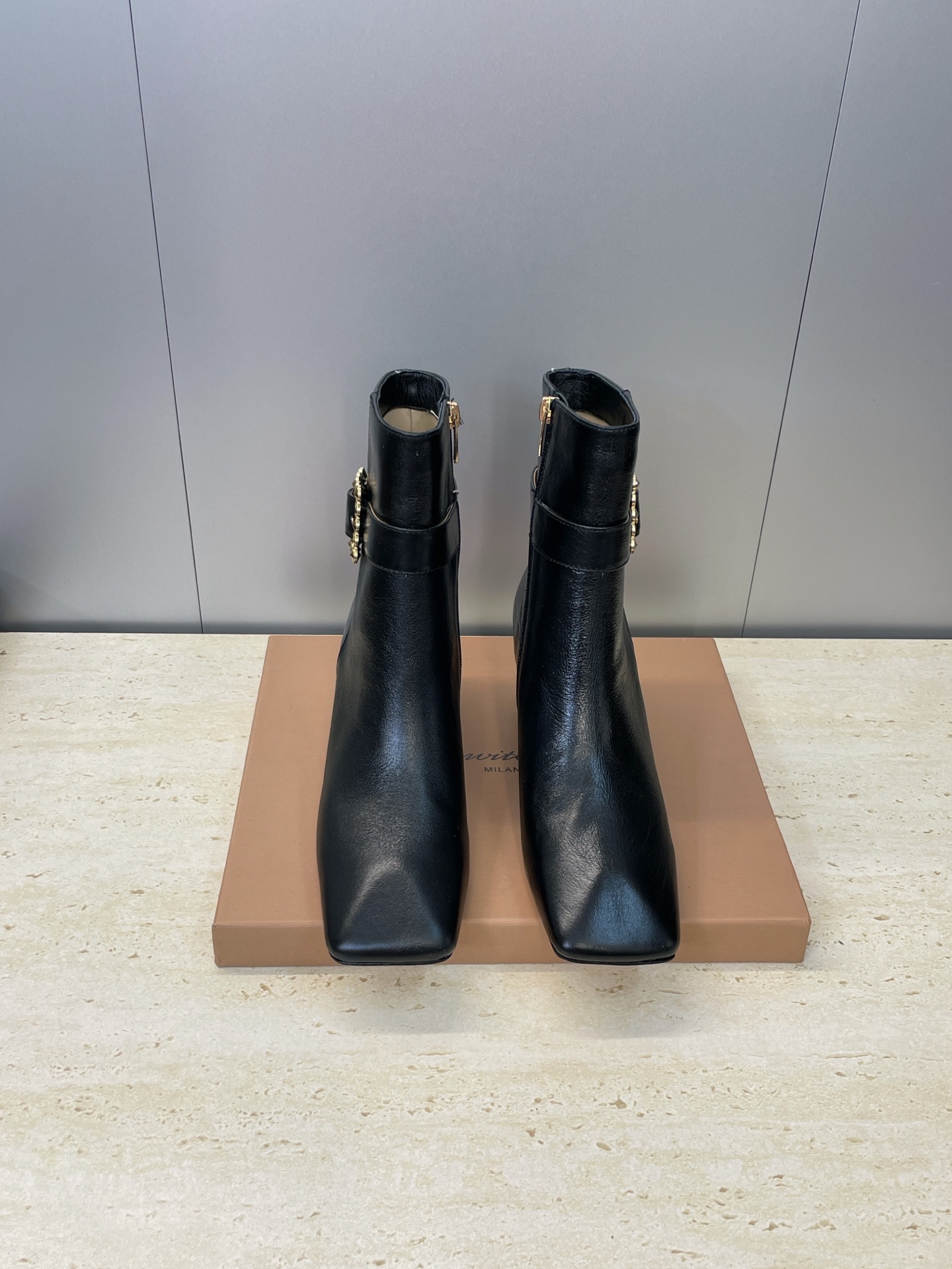 NO:562610,Gianvito Rossi Sejo Rossi's new autumn and winter style and naked motorcycle thick heel women's boots GR letter logo hardware buckle high heel square toe side zipper motorcycle rider short boots Material upper imported calfskin/imported sheepskin + water-dyed sheepskin lining + Italian leather outsole Heel height: 6.5CM  Size: 34-42 (34.40.41.42 customized, non-returnable), boots, cowhide, sheepskin, sheep, Leather soles19860909Gianvito Rossi 塞乔.罗茜秋冬新款及裸机车粗跟女靴 GR字母logo五金扣高跟方头侧拉链机车骑士短靴 材质鞋面进口小牛皮/进口羊猄皮+水染羊皮内里+意大利真皮大底 跟高:6.5CM Size:34-42(34.40.41.42定做不退换）,靴子,boots,cowhide,sheepskin,sheep,Leather soles,Women's Shoes