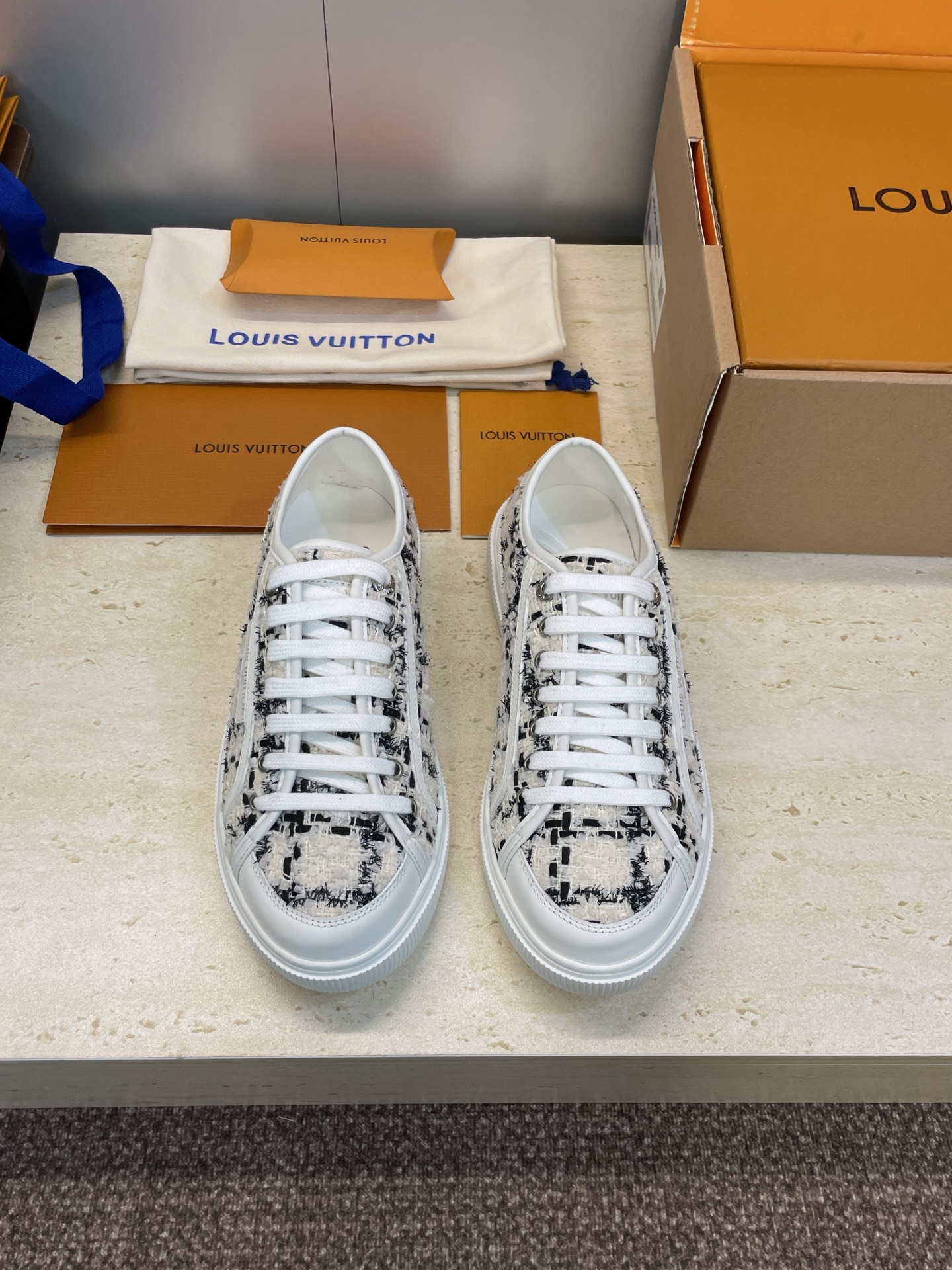 NO:562603,Louis Vuitto* Autumn and winter high-definition new series flat-soled lace-up casual sports shoes for women, LV letter logo round toe color-blocking skateboard shoes, material upper imported environmentally friendly breathable old flower cloth/wool cloth + water-dyed cowhide lining + original open mold Tpu outsole Size35-41 (40.41 customized non-returnable), casual shoes/sports shoes, louis vuitton, louis vuitton, sneakers, cowhide19860909Louis Vuitto* 秋冬高定新款系列平底系带休闲运动女鞋 LV字母logo圆头拼色滑板鞋 材质鞋面进口环保透气老花布/毛呢布+水染牛皮内里+原版开模Tpu大底 Size35-41(40.41定制不退换）,休闲鞋/运动鞋,louis vuitton,louis vuitton,sneakers,cowhide,Women's Shoes