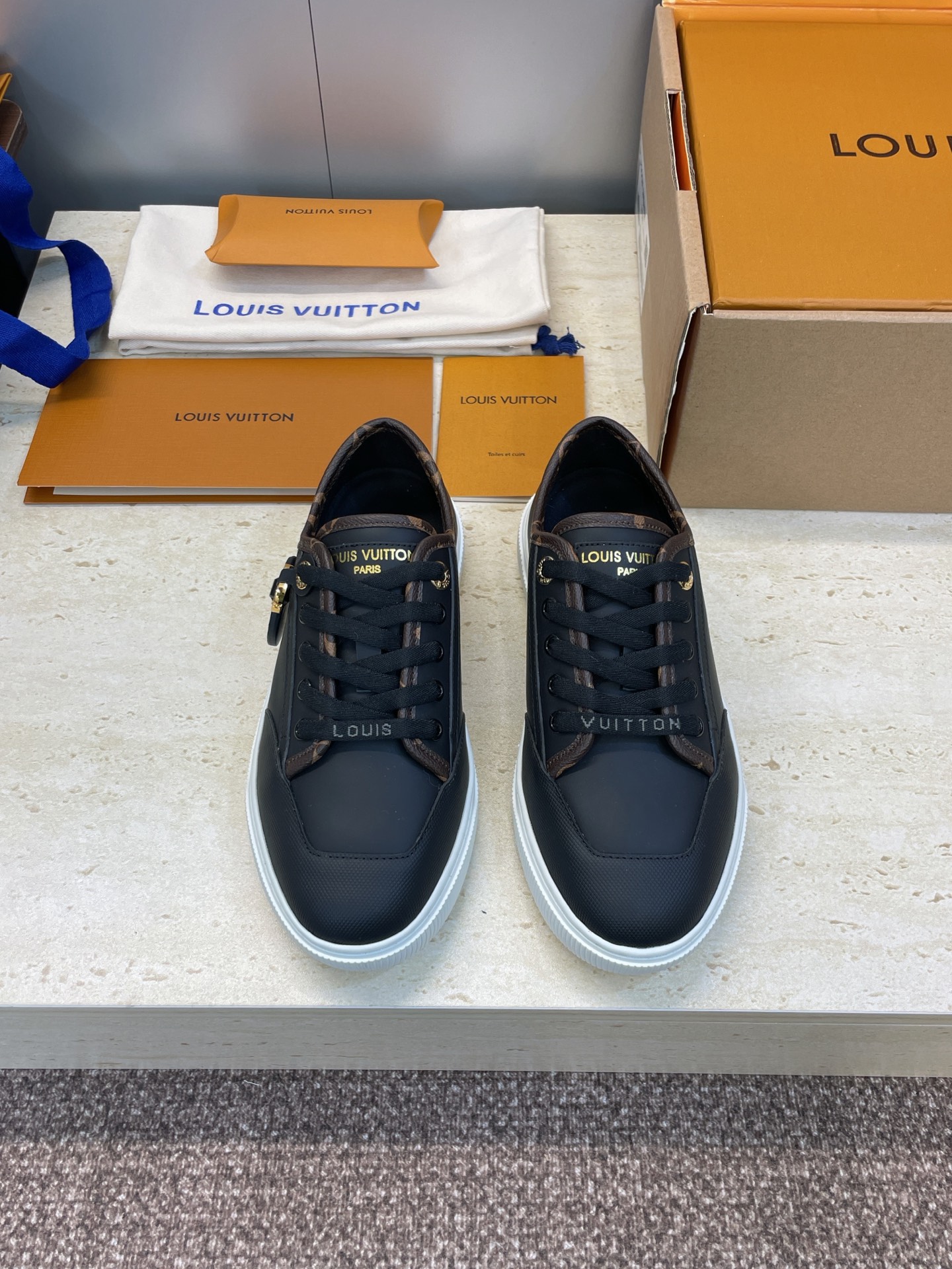 NO:562600,Louis Vuitto* Autumn and winter haute couture new series flat-soled lace-up casual sports shoes for women LV letter logo badge hardware buckle round toe color-blocking skateboard shoes Material upper imported calfskin + water-dyed cowhide lining + original molded Tpu outsole Size35-41 (40.41 customized non-returnable), casual shoes/sports shoes, louis vuitton, louis vuitton, sneakers, cowhide19860909Louis Vuitto* 秋冬高定新款系列平底系带休闲运动女鞋 LV字母logo徽章五金扣圆头拼色滑板鞋 材质鞋面进口小牛皮+水染牛皮内里+原版开模Tpu大底 Size35-41(40.41定制不退换）,休闲鞋/运动鞋,louis vuitton,louis vuitton,sneakers,cowhide,Women's Shoes