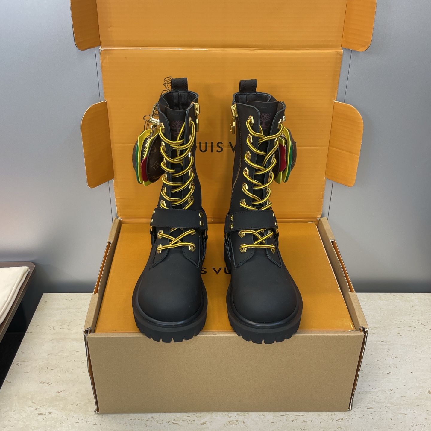 NO:562627,/Does not come with bag Louis Vuitton*x Timberland co-branded autumn and winter new couple style nomadic style lace-up motorcycle short boots LV letter logo hardware buckle hamburger decoration thick-soled color-blocking one-legged knight boots Material upper imported silk cowhide/open edge beaded cowhide + water-dyed sheepskin lining + original open mold outsole Size: Women's size 35-41 (40.41 customization is not returnable)  Men's size 39-44 (45 customized, non-refundable), boots, louis vuitton, louis vuitton, boots, cowhide, sheepskin19860909/不配包 Louis Vuitton*x Timberland联名合作款秋冬新款情侣款游牧风格系带机车短靴 LV字母logo五金扣汉堡包装饰厚底拼色一脚蹬骑士靴 材质鞋面进口丝绸牛皮/开边珠牛皮+水染羊皮内里+原版开模大底 Size:女码35-41(40.41定制不退换） 男码39-44(45定制不退换),靴子,louis vuitton,louis vuitton,boots,cowhide,sheepskin,Women's Shoes