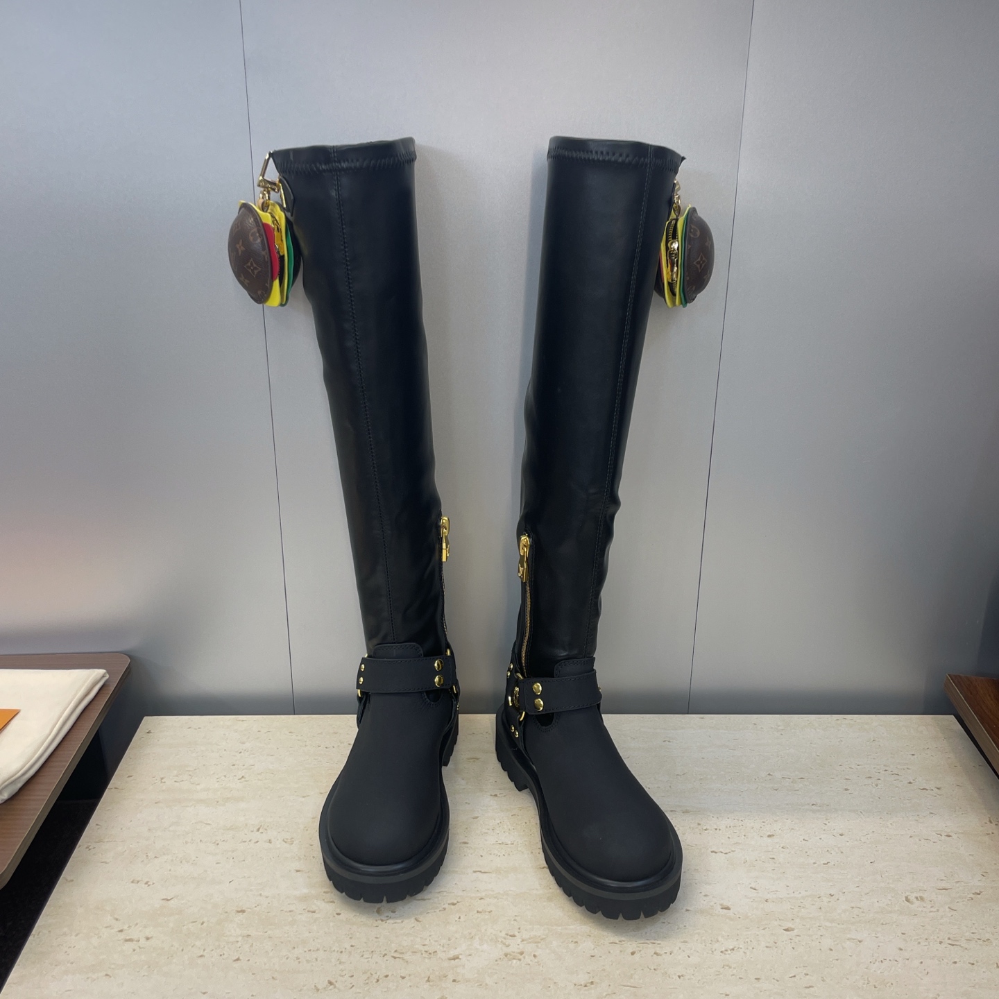 NO:562625,/Does not come with bag. Louis Vuitton*  vuitton,louis vuitton,boots,cowhide,sheepskin19860909/不配包 Louis Vuitton*x Timberland联名合作秋冬新款游牧风格机车弹力过膝女长靴 LV字母logo五金扣汉堡包装饰厚底拼色侧拉链骑士高筒靴 材质鞋面进口丝绸牛皮/开边珠牛皮拼接环保透气弹力PU+水染羊皮内里+原版开模大底 Size:女码35-41(40.41定制不退换）,靴子,louis vuitton,louis vuitton,boots,cowhide,sheepskin,Women's Shoes