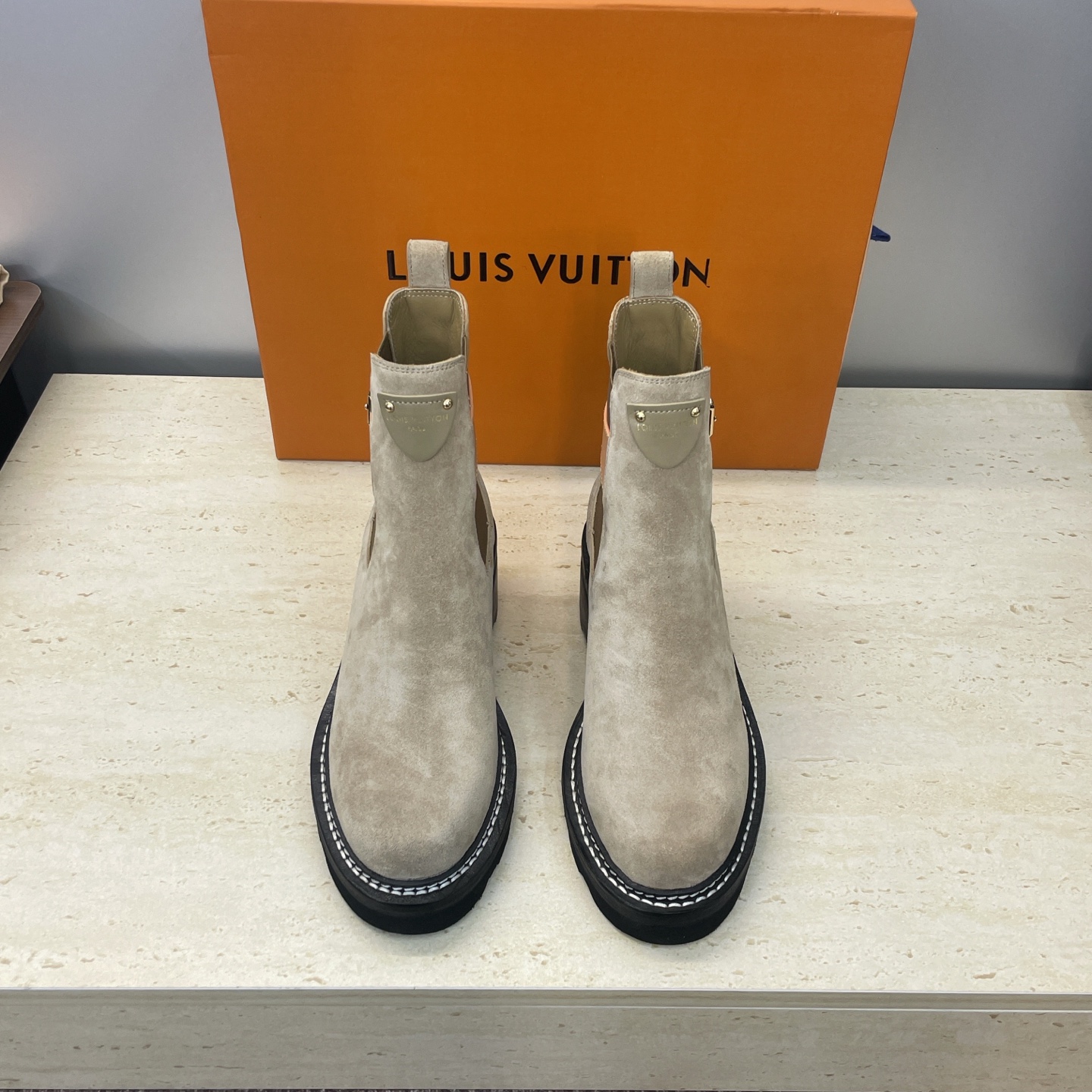 NO:576928,Louis Vuitton* 2025 new autumn and winter Chelsea-style stretch motorcycle short boots LV letter logo hardware buckle thick-soled low-heeled color-blocked slip-on knight boots Material upper imported calfskin/imported old flower leather/imported sheepskin + water-dyed cowhide lining + original open-molded leather welt combination outsole Heel height: 5.5CM Size: women's size 35-42 (42 customization is not returnable), boots, louis  vuitton,louis vuitton,boots,cowhide,sheep19860909Louis Vuitton* 2025秋冬新款切尔西风格弹力机车短靴 LV字母logo五金扣厚底低跟拼色一脚蹬骑士靴 材质鞋面进口小牛皮/进口老花皮/进口羊猄皮+水染牛皮内里+原版开模真皮沿条组合大底 跟高:5.5CM Size:女码35-42(42定制不退换）,靴子,louis vuitton,louis vuitton,boots,cowhide,sheep,Women's Shoes
