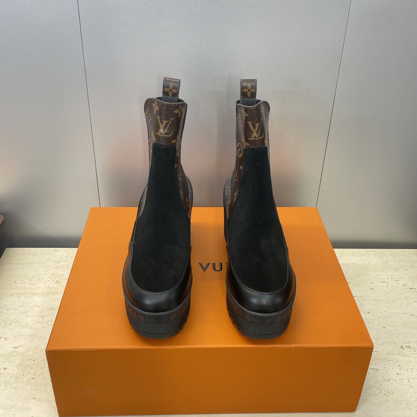 NO:576922,Louis Vuitton* 2025 new autumn and winter Chelsea style stretch motorcycle short boots LV letter logo thick-soled low-heeled waterproof platform color-blocked knight boots Material upper imported calfskin/imported old flower leather/imported sheepskin leather+water-dyed cowhide lining+original molded outsole Heel height: 6.5CM Size: women's size 35-42 (42 customization is not returnable), boots, louis vuitton, louis  vuitton,boots,cowhide,sheep19860909Louis Vuitton* 2025秋冬新款切尔西风格弹力机车短靴 LV字母logo厚底低跟防水台拼色一脚蹬骑士靴 材质鞋面进口小牛皮/进口老花皮/进口羊猄皮皮+水染牛皮内里+原版开模大底 跟高:6.5CM Size:女码35-42(42定制不退换）,靴子,louis vuitton,louis vuitton,boots,cowhide,sheep,Women's Shoes