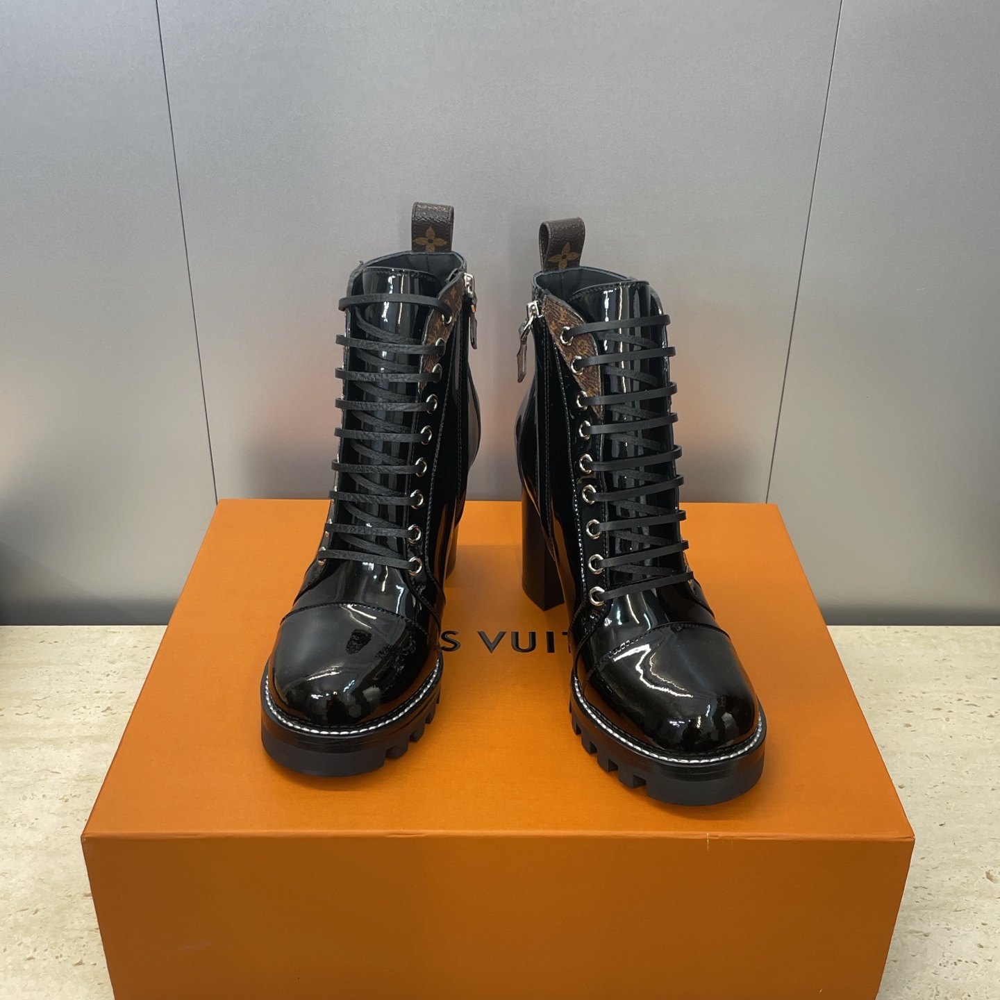NO:576916,Louis Vuitton* 2025 new autumn and winter side zipper motorcycle short boots LV letter logo thick-soled high-heeled color-blocked Martin knight boots Material upper imported calfskin/imported open edge beaded cowhide/imported old flower leather + water-dyed cowhide lining + original open-molded leather welt combination outsole Heel height: 10.5CM Size: Women's size 35-42 (42 customization is not returnable), boots, louis vuitton, louis  vuitton,boots,cowhide19860909Louis Vuitton* 2025秋冬新款侧拉链机车短靴 LV字母logo厚底高跟拼色马丁骑士靴 材质鞋面进口小牛皮/进口开边珠牛皮/进口老花皮+水染牛皮内里+原版开模真皮沿条组合大底 跟高:10.5CM Size:女码35-42(42定制不退换）,靴子,louis vuitton,louis vuitton,boots,cowhide,Women's Shoes