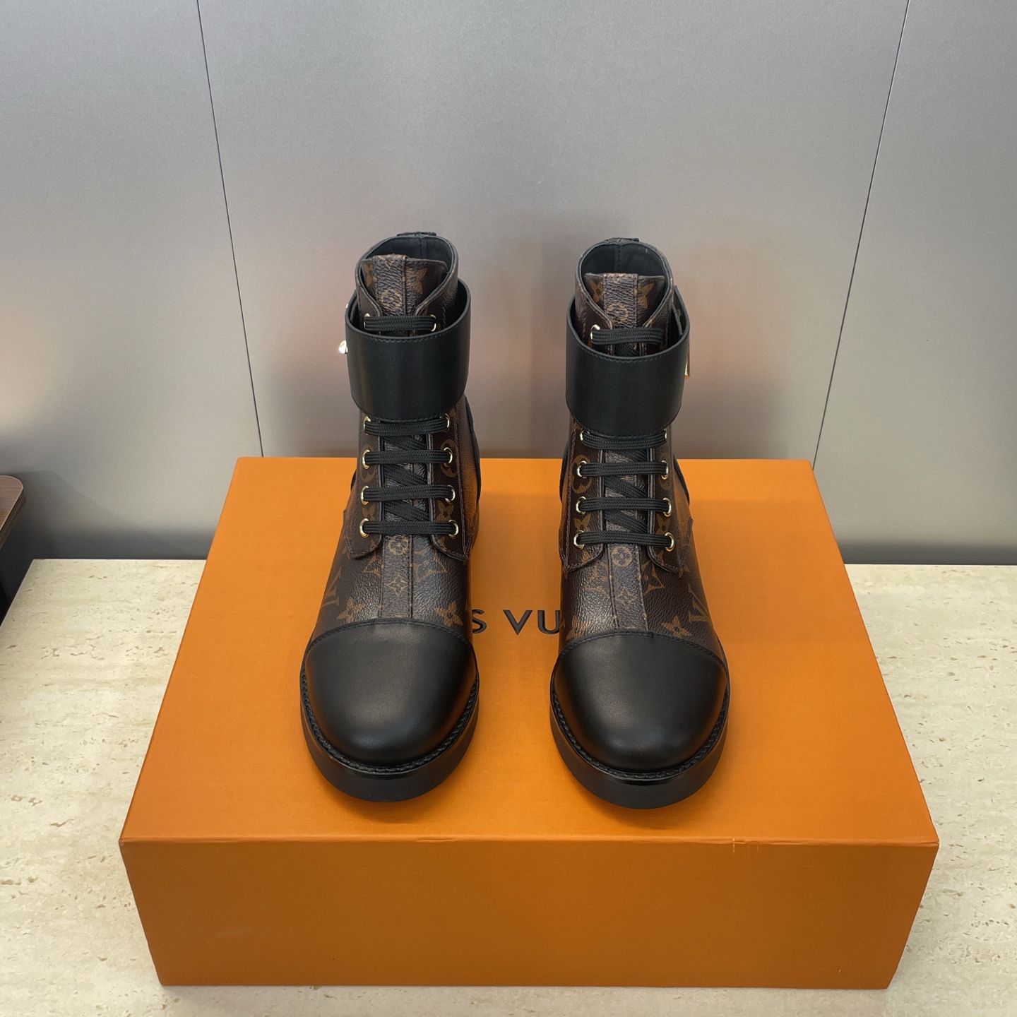 NO:576910,Louis Vuitton* Autumn and winter new punk style lace-up motorcycle short boots LV letter logo hardware belt buckle low-heeled color-blocking knight boots Material upper imported open-edge beaded cowhide/imported old flower leather + water-dyed cowhide lining + original molded outsole Size: women's size 35-42 (42 customization is not returnable), boots, louis vuitton, louis vuitton, boots, cowhide19860909Louis Vuitton* 秋冬新款朋克风格系带机车短靴 LV字母logo五金皮带扣低跟拼色骑士靴 材质鞋面进口开边珠牛皮/进口老花皮+水染牛皮内里+原版开模大底 Size:女码35-42(42定制不退换）,靴子,louis vuitton,louis vuitton,boots,cowhide,Women's Shoes