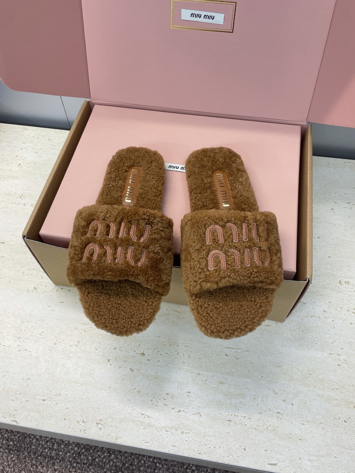 NO:577189,(With a complete set of airplane cases) MiuMiu 2025 new autumn and winter fashion electric embroidery versatile lamb wool women's slippers Miu Miu letter logo flat bottom round toe color matching open toe home shoes Material: imported lamb wool + original open mold non-slip wear-resistant rubber outsole Size: 35-41 (40.41 customized non-returnable), wool shoes and slippers, miumiu, slippers19860909(配全套飞机盒) MiuMiu 2025秋冬新款时尚电绣百搭羊羔毛女拖鞋 缪缪字母logo平底圆头拼色露趾居家鞋 材质:进口羊羔毛+原版开模防滑耐磨橡胶大底 Size:35-41(40.41定制不退换),毛毛鞋拖鞋,miumiu,slippers,Women's Shoes