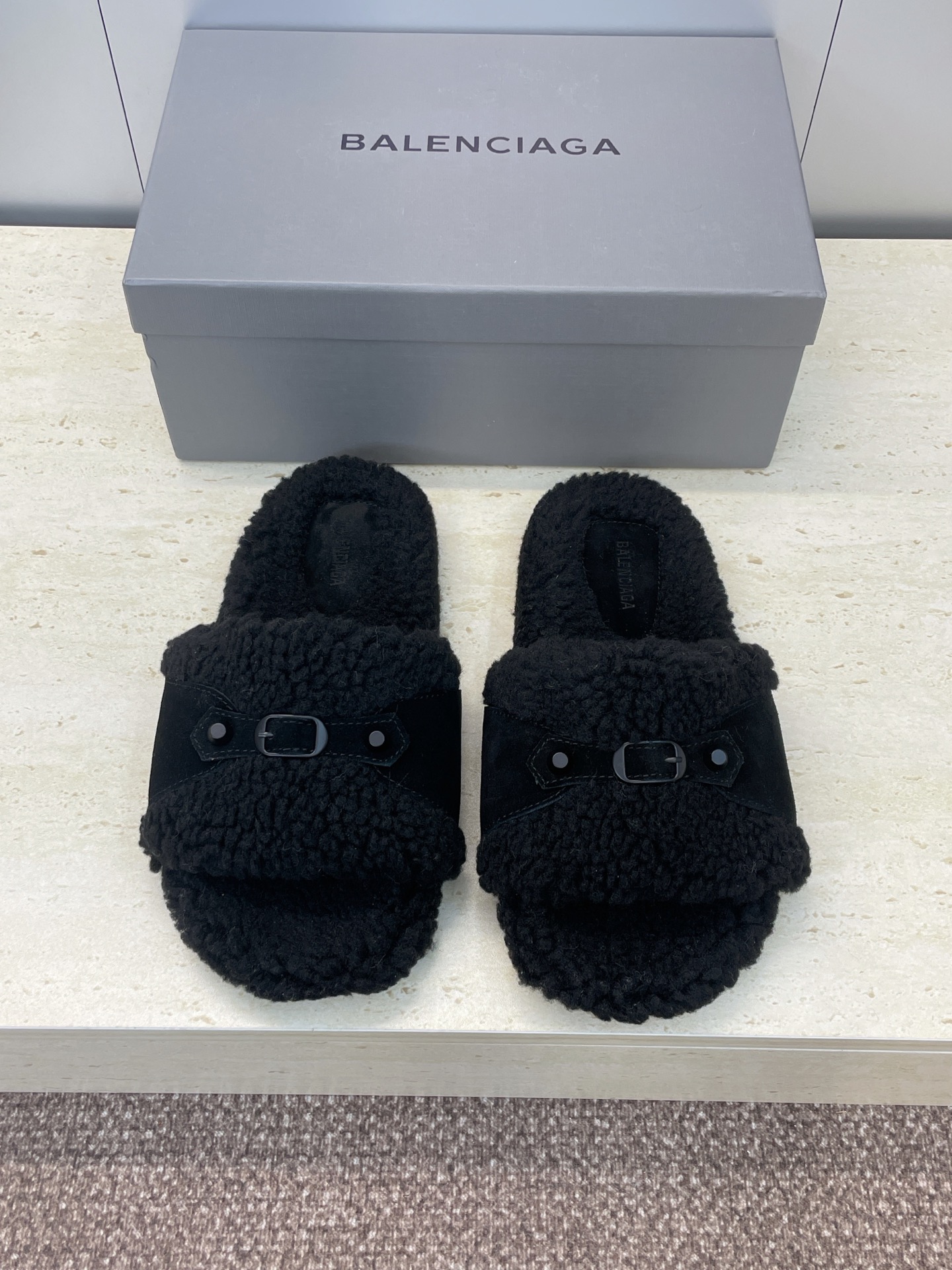 NO:578462,BALENCIAGA 2025 autumn and winter new color-blocked women's shoes Balenciaga letter logo hardware buckle flat bottom round toe open toe home fur slippers Top version on the market Material upper imported cow suede + lamb hair lining + original open mold outsole Size: 35-41 (40.41 customized non-returnable), fur shoes and slippers, balenciaga, balenciaga, slippers, chamois leather19860909BALENCIAGA 2025秋冬新款拼色女鞋 巴黎世家字母logo五金扣平底圆头露趾居家毛毛拖鞋 市场顶级版本 材质鞋面进口牛麂皮+羊羔毛内里+原版开模大底 Size:35-41(40.41定制不退换）,毛毛鞋拖鞋,balenciaga,balenciaga,slippers,chamois leather,Women's Shoes