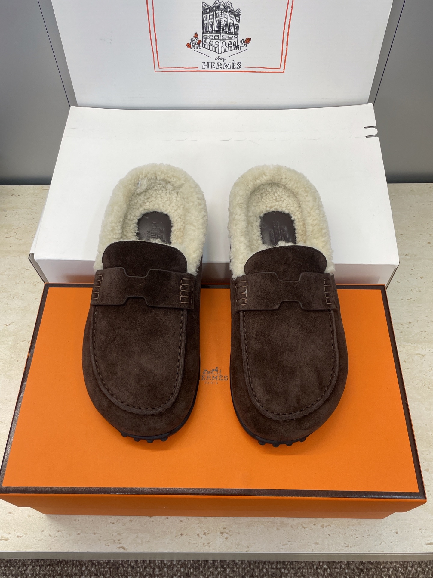 NO:594702,(With a complete set of airplane cases) Guan-made purchasing agent Hermes 2025 spring and summer new style Lazy cold-proof and warm lamb edamame women's shoes H's flat-bottomed round-toe fashion casual home Mule slippers Material upper imported sheep leather + lamb hair lining + original molded Tpu outsole Size:  Women's size 35-41 (40.41 customized, non-refundable), loafers, fur shoes, hermes, hermes, loafers, slippers, sheep19860909(配全套飞机盒) 莞产 代购级 爱马仕 Hermes 2025春夏新款 Lazy防寒保暖羊羔毛豆豆女鞋 H家平底圆头时尚休闲居家穆勒拖鞋 材质鞋面进口羊猄皮+羊羔毛内里+原版开模Tpu大底 Size: 女码35-41(40.41定制不退换）,乐福鞋毛毛鞋,hermes,hermes,loafers,slippers,sheep,Women's Shoes