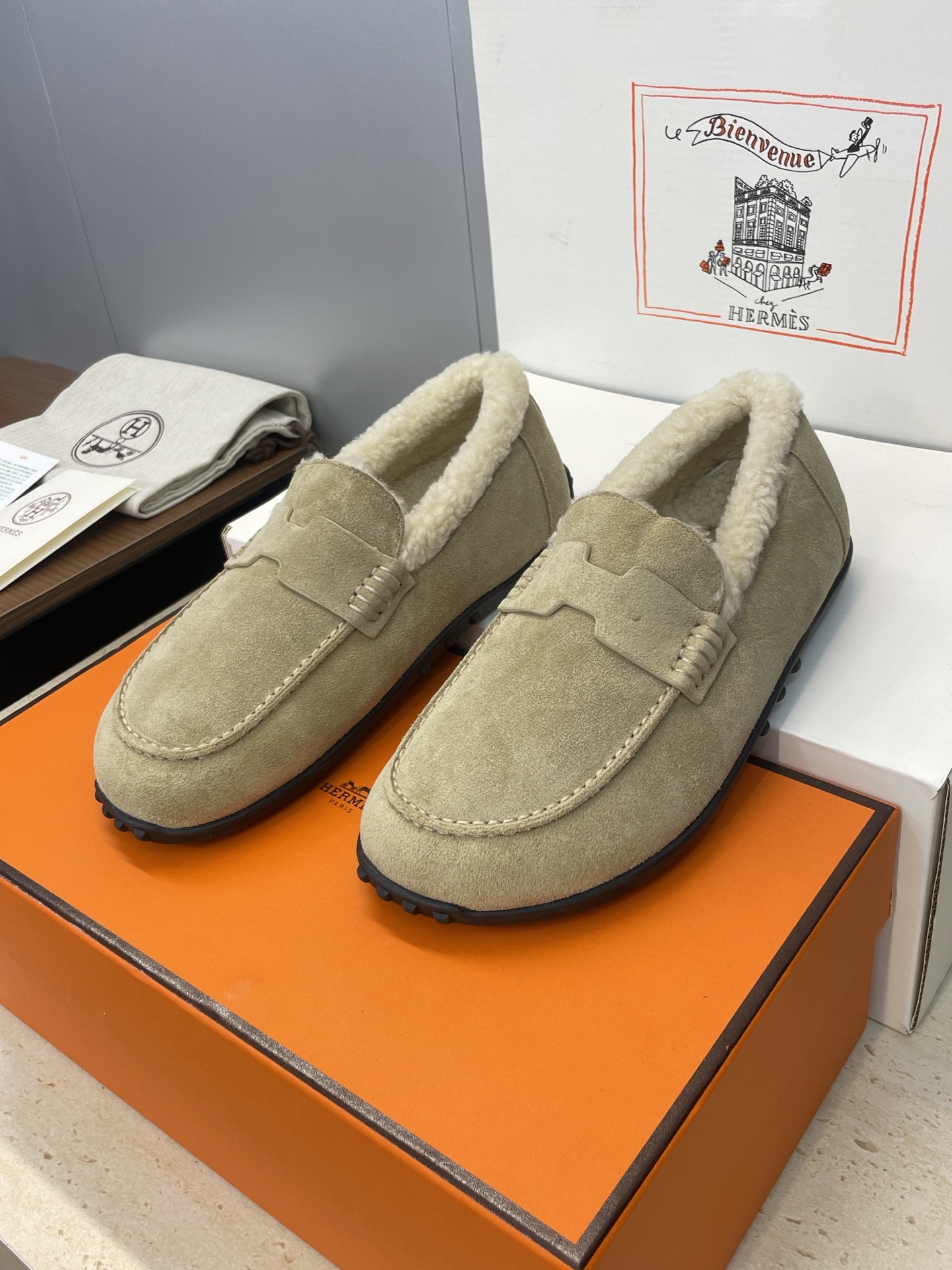 NO:594704,(With a complete set of airplane cases) Guan-made purchasing agent Hermes 2025 spring and summer new style Lazy cold-proof and warm lamb edamame women's shoes H's flat-bottomed round-toe fashionable casual loafers Material upper imported sheep leather + lamb hair lining + original molded Tpu outsole Size:  Women's size 35-41 (40.41 customized, non-returnable), loafers, fur shoes, hermes, hermes, loafers, sheep19860909(配全套飞机盒) 莞产 代购级 爱马仕 Hermes 2025春夏新款 Lazy防寒保暖羊羔毛豆豆女鞋 H家平底圆头时尚休闲乐福鞋 材质鞋面进口羊猄皮+羊羔毛内里+原版开模Tpu大底 Size: 女码35-41(40.41定制不退换）,乐福鞋毛毛鞋,hermes,hermes,loafers,sheep,Women's Shoes