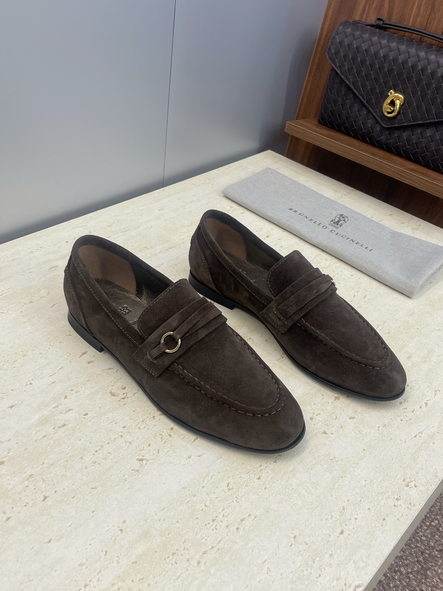 NO:594700,Brunello Cucineli Brunello Cucineli 2025 autumn and winter new women's shoes BC letter logo hardware belt buckle flat round toe retro loafer shoes Material upper imported sheep suede + water-dyed sheepskin lining + Italian injection molded leather outsole Size35-39 (40 41 42 custom-made and non-returnable), loafers, brunello  cucinelli,loafers,sheepskin,sheep,chamois leather,Leather soles19860909Brunello Cucineli 布鲁内诺库奇内利2025秋冬新款女鞋 BC 字母logo五金皮带扣平底圆头复古乐福单鞋 材质鞋面进口羊猄麂皮+水染羊皮内里+意大利注塑真皮大底 Size35-39 (40 41 42 定做不退换）,乐福鞋,brunello cucinelli,loafers,sheepskin,sheep,chamois leather,Leather soles,Women's Shoes