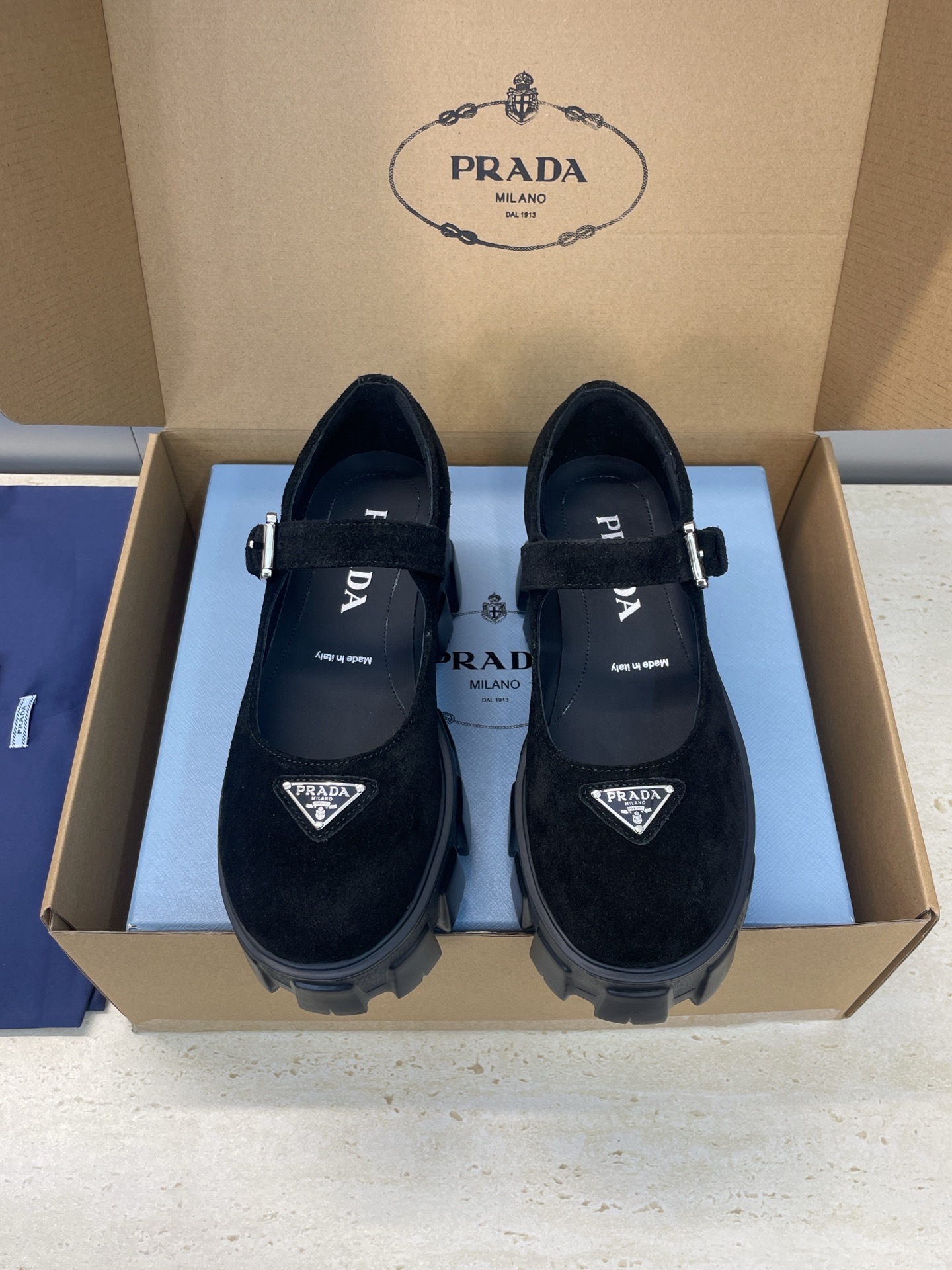 NO:594696,(With a complete set of airplane cases) Prada 2025 autumn and winter new hardware belt buckle retro loafers, same style thick-soled iconic logo triangle round-toe women's single shoes as stars. Material: upper imported calfskin/imported open-edge beaded cowhide/imported sheepskin + water-dyed cowhide lining + original molded IP outsole. Bottom thickness: 5.5CM Size:  35-41 (40.41 customized, non-refundable and non-exchangeable), loafers, prada, prada, loafers, cowhide, sheep19860909(配全套飞机盒) 普拉达 Prada 2025秋冬新款五金皮带扣复古乐福鞋 明星同款厚底标志性logo三角标圆头女单鞋 材质:鞋面进口小牛皮/进口开边珠牛皮/进口羊猄皮+水染牛皮内里+原版开模IP大底 底厚:5.5CM Size: 35-41(40.41定做不退不换）,乐福鞋,prada,prada,loafers,cowhide,sheep,Women's Shoes