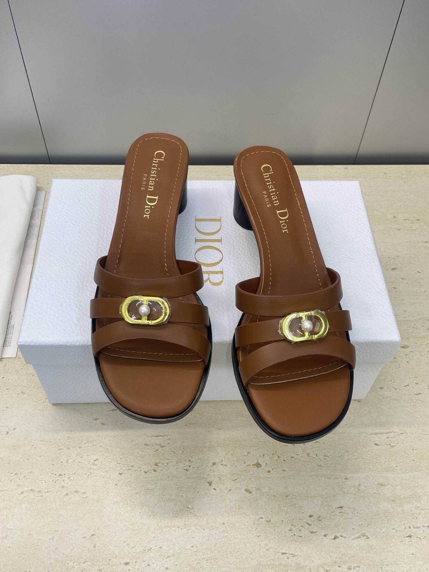 NO:594694,Dior 2026 spring and summer new model D-Club jelly color hollow cross strap thick heel pearl women's shoes CD letter logo hardware buckle flat round toe open toe sandals Material: imported calfskin upper + water-dyed cowhide lining + Italian genuine leather outsole size 34-43 (34.40.41.42.43 customized, non-refundable), slippers, dior, dior, slippers, cowhide, Leather  soles19860909迪奥 Dior 2026春夏新款 D-Club果冻色镂空交叉带粗跟珍珠女鞋 CD字母logo五金扣平底圆头露趾凉拖鞋 材质:鞋面进口小牛皮+水染牛皮内里+意大利真皮大底 size34-43（34.40.41.42.43定做不退不换）,拖鞋,dior,dior,slippers,cowhide,Leather soles,Women's Shoes
