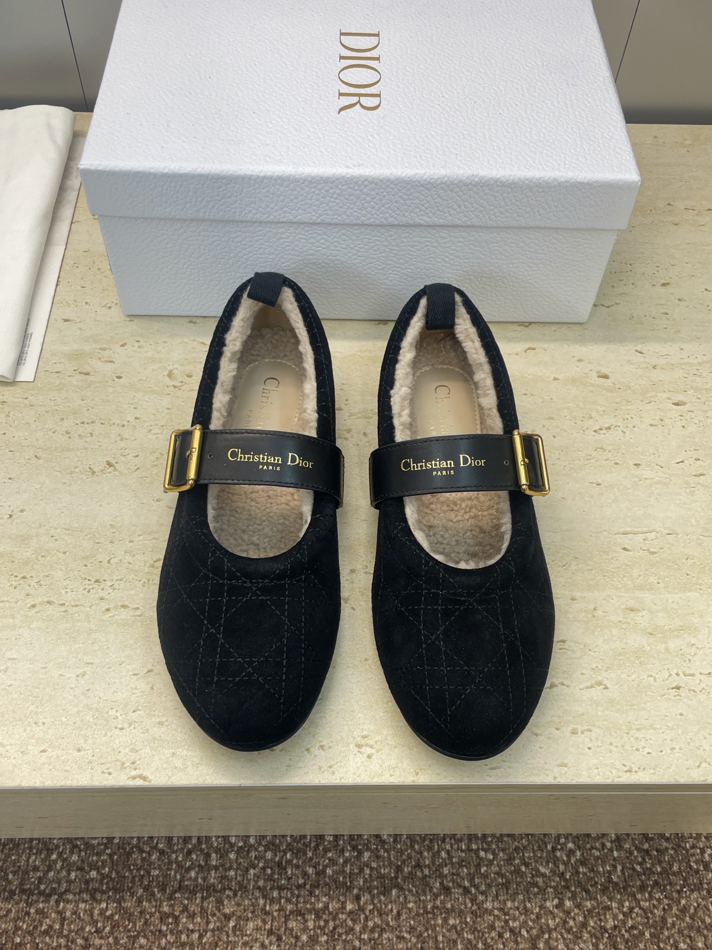 NO:594692,Dior Dior 2025 autumn and winter new style D-Alps high-end series D-Frost flat-bottomed round-toe ballet doll women's shoes CD letter logo hardware belt buckle fashion color matching casual cold-proof and warm lamb wool loafers Material upper imported sheep leather + lamb wool lining + original open mold outsole Size: 35-41 (40.41 customized non-refundable), fur shoes, dior, dior, loro piana, loafers, sheep19860909Dior 迪奥2025秋冬新款 D-Alps 高定系列 D-Frost平底圆头芭蕾舞娃娃女鞋 CD字母logo五金皮带扣时尚拼色休闲防寒保暖羊羔毛乐福鞋 材质鞋面进口羊猄皮+羊羔毛内里+原版开模大底 Size: 35-41(40.41定制不退换）,毛毛鞋,dior,dior,loro piana,loafers,sheep,Women's Shoes