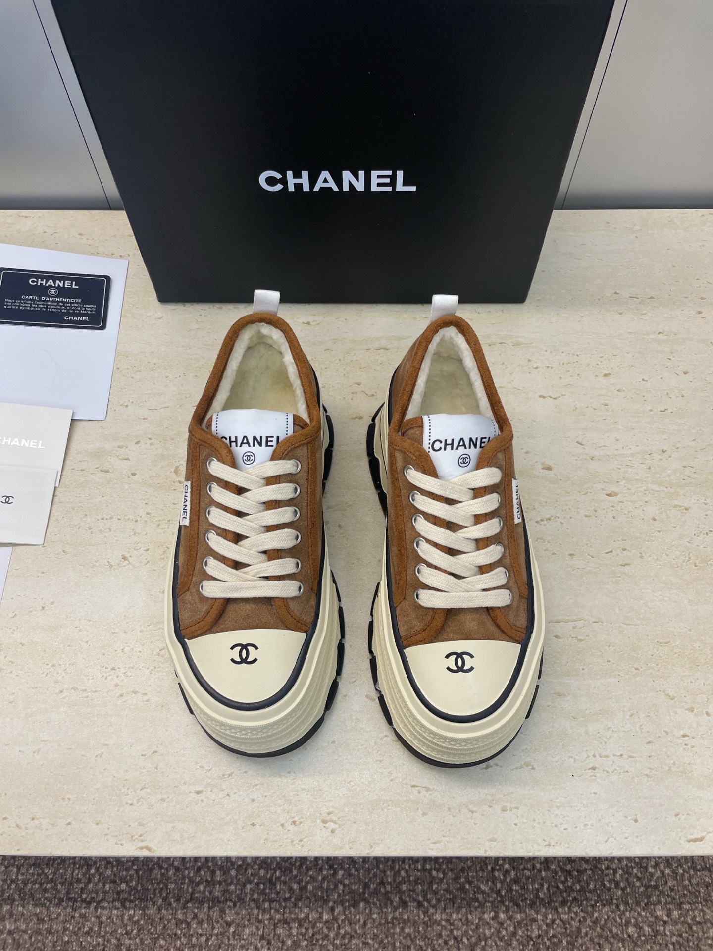 NO:612346,CHANEL Chanel 2025 autumn and winter new lace-up casual shoes, small fragrant letter logo, thick bottom, round toe, color-blocked sports skateboard, cold-proof lamb hair women's shoes. Material: upper imported cow patent leather/imported sheep leather + imported lamb wool lining + original open molded outsole. Bottom thickness: 6CM Size: women's size 35-41 (40.41 customization is not returnable), casual shoes/sports shoes, chanel, chanel, sneakers, sheep19860909CHANEL 香奈儿2025秋冬新款系带休闲鞋 小香字母logo厚底圆头拼色运动滑板防寒羊羔毛女鞋 材质:鞋面进口牛漆皮/进口羊猄皮+进口羊羔毛内里+原版开模大底 底厚:6CM Size:女码35-41(40.41定制不退换),休闲鞋/运动鞋,chanel,chanel,sneakers,sheep,Women's Shoes